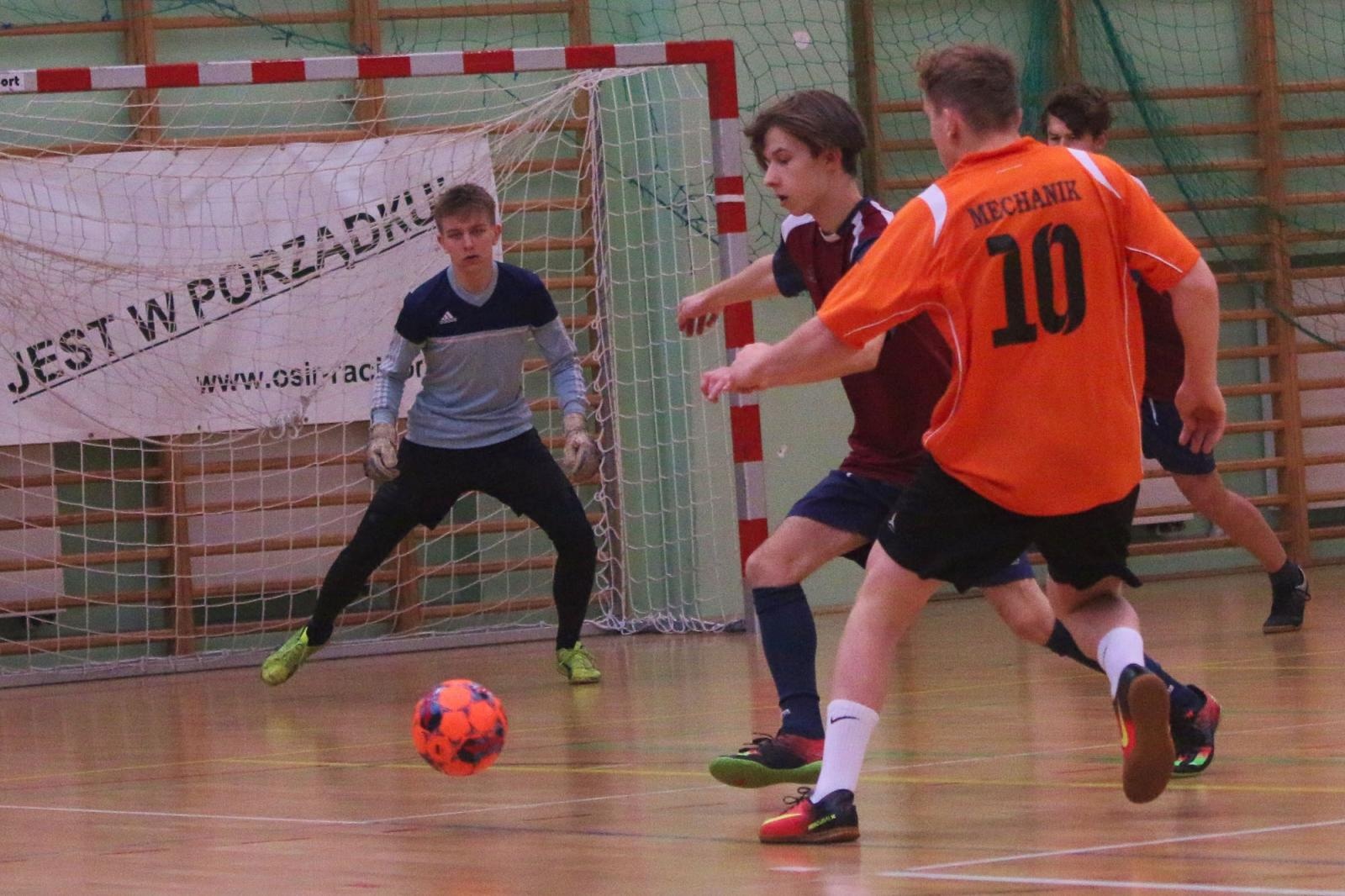 Zdjęcie w galerii na portalu naszraciborz.pl: Drużyna Mechanika wygrywa Makroregionalny Turniej Halowej Piłki Nożnej wiadomości z regionu