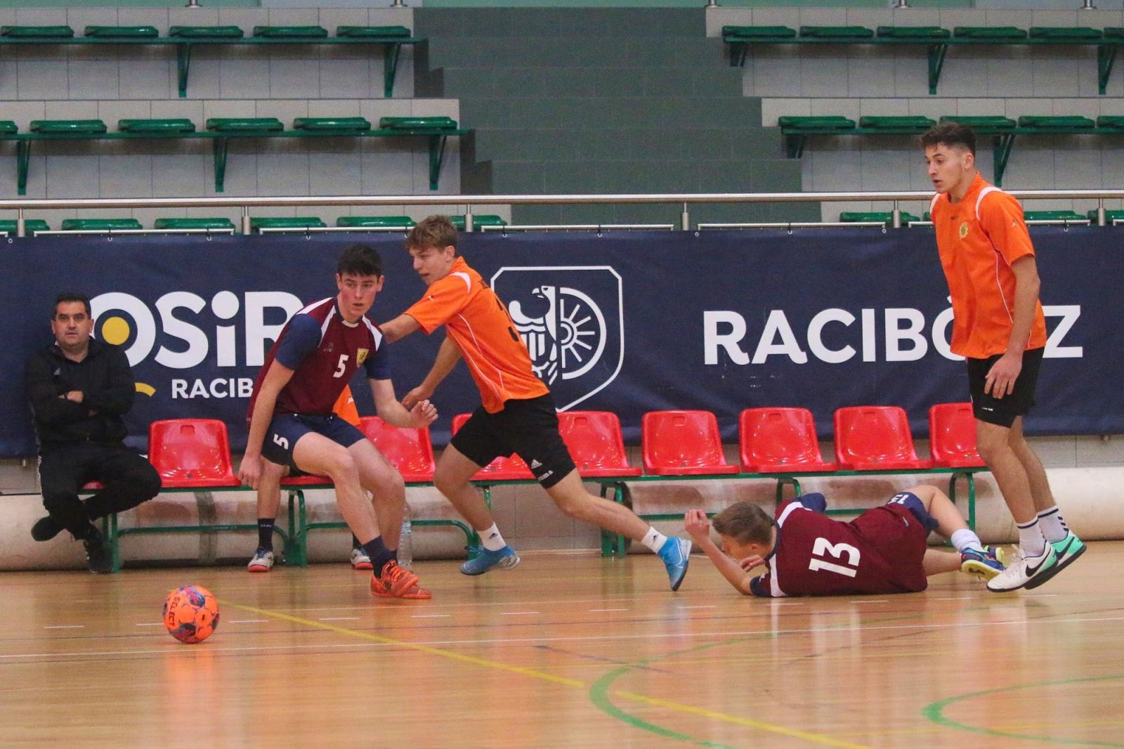 Zdjęcie w galerii na portalu naszraciborz.pl: Drużyna Mechanika wygrywa Makroregionalny Turniej Halowej Piłki Nożnej wiadomości z regionu