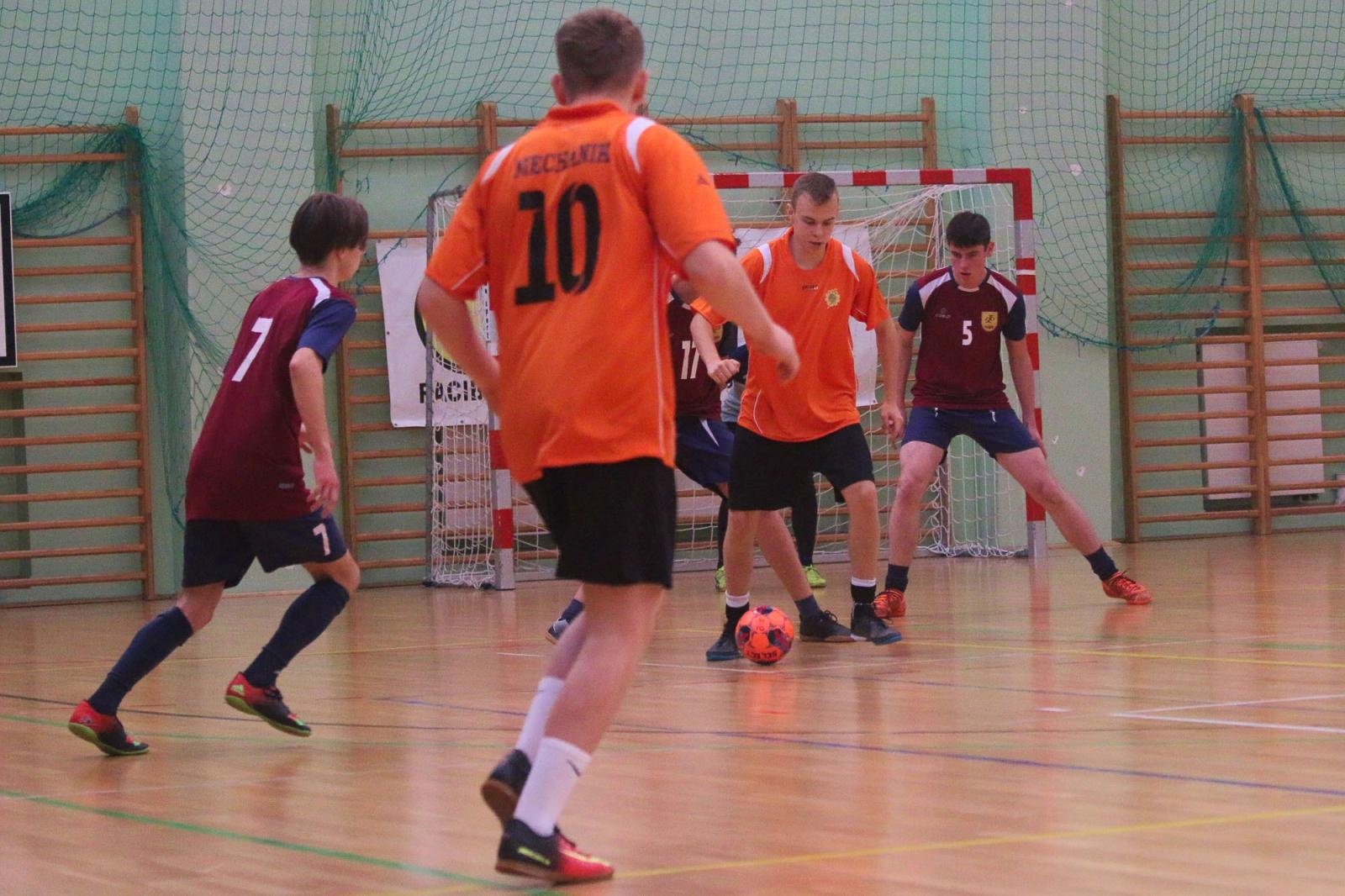 Zdjęcie w galerii na portalu naszraciborz.pl: Drużyna Mechanika wygrywa Makroregionalny Turniej Halowej Piłki Nożnej wiadomości z regionu