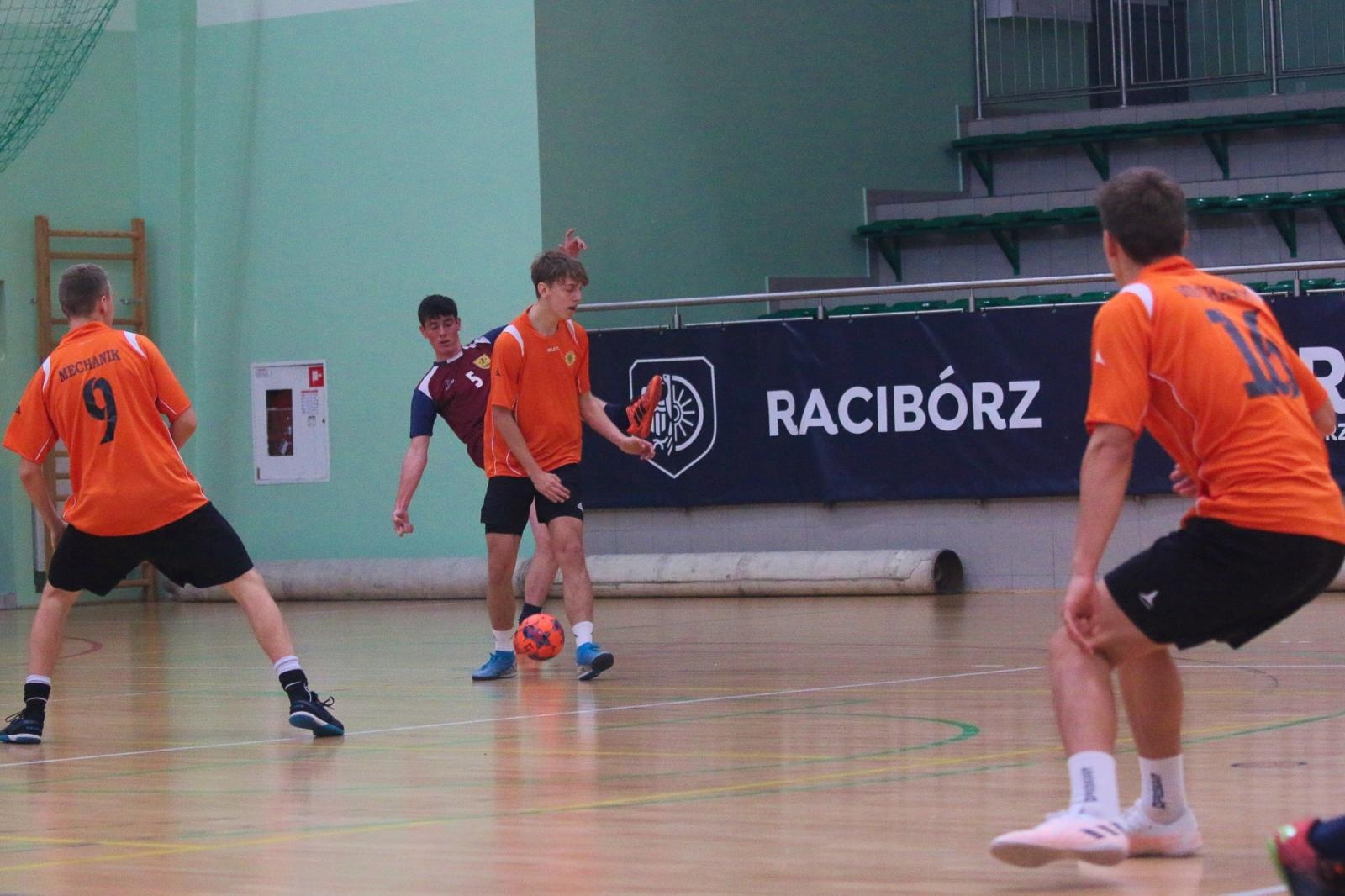 Zdjęcie w galerii na portalu naszraciborz.pl: Drużyna Mechanika wygrywa Makroregionalny Turniej Halowej Piłki Nożnej wiadomości z regionu