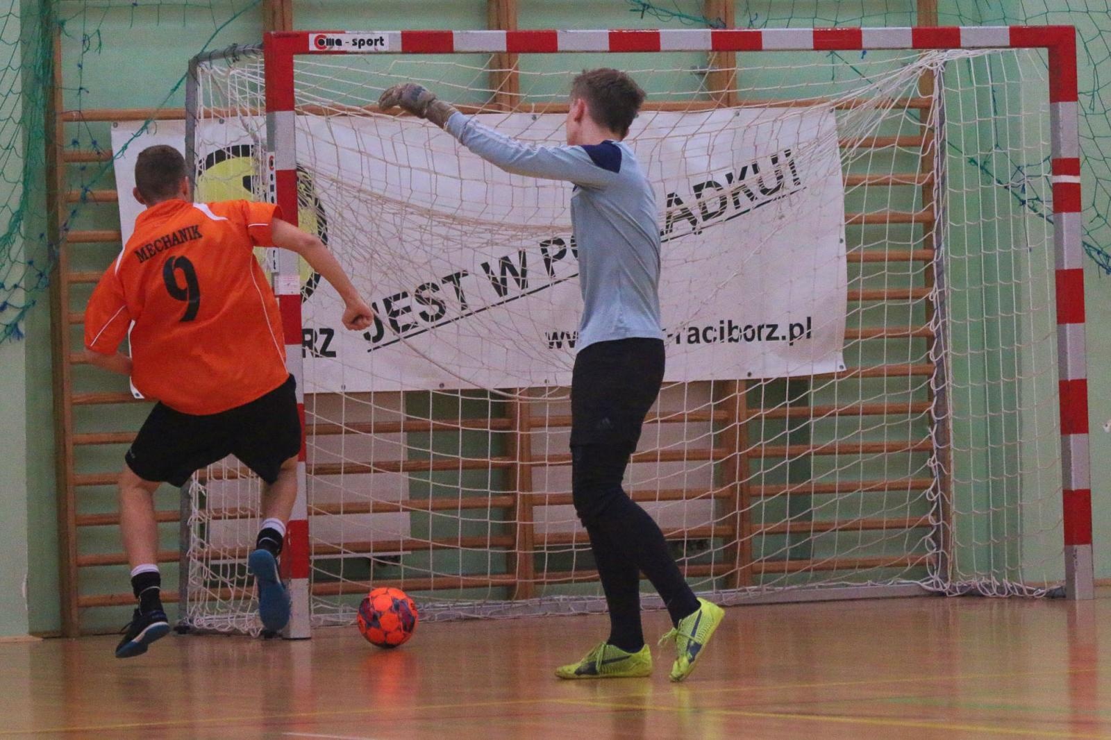 Zdjęcie w galerii na portalu naszraciborz.pl: Drużyna Mechanika wygrywa Makroregionalny Turniej Halowej Piłki Nożnej wiadomości z regionu