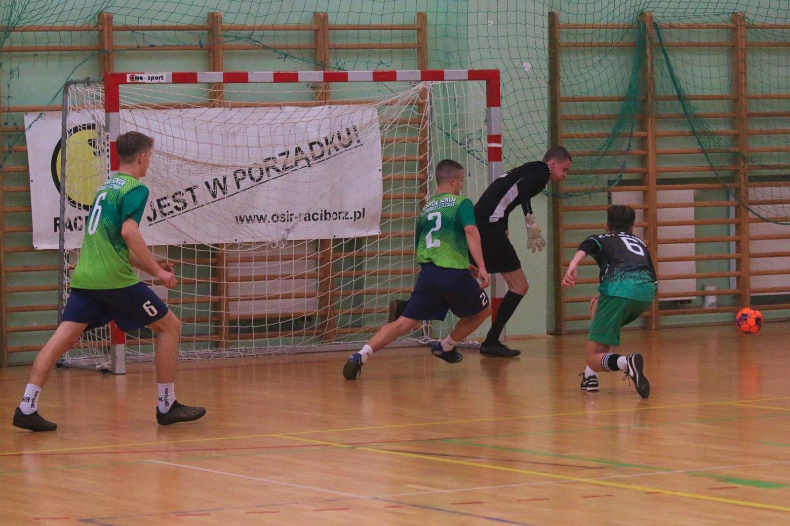 Zdjęcie w galerii na portalu naszraciborz.pl: Drużyna Mechanika wygrywa Makroregionalny Turniej Halowej Piłki Nożnej wiadomości z regionu