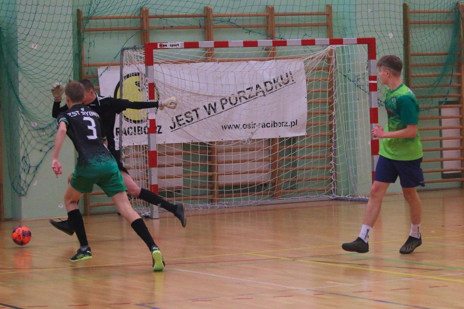 Zdjęcie w galerii na portalu naszraciborz.pl: Drużyna Mechanika wygrywa Makroregionalny Turniej Halowej Piłki Nożnej wiadomości z regionu