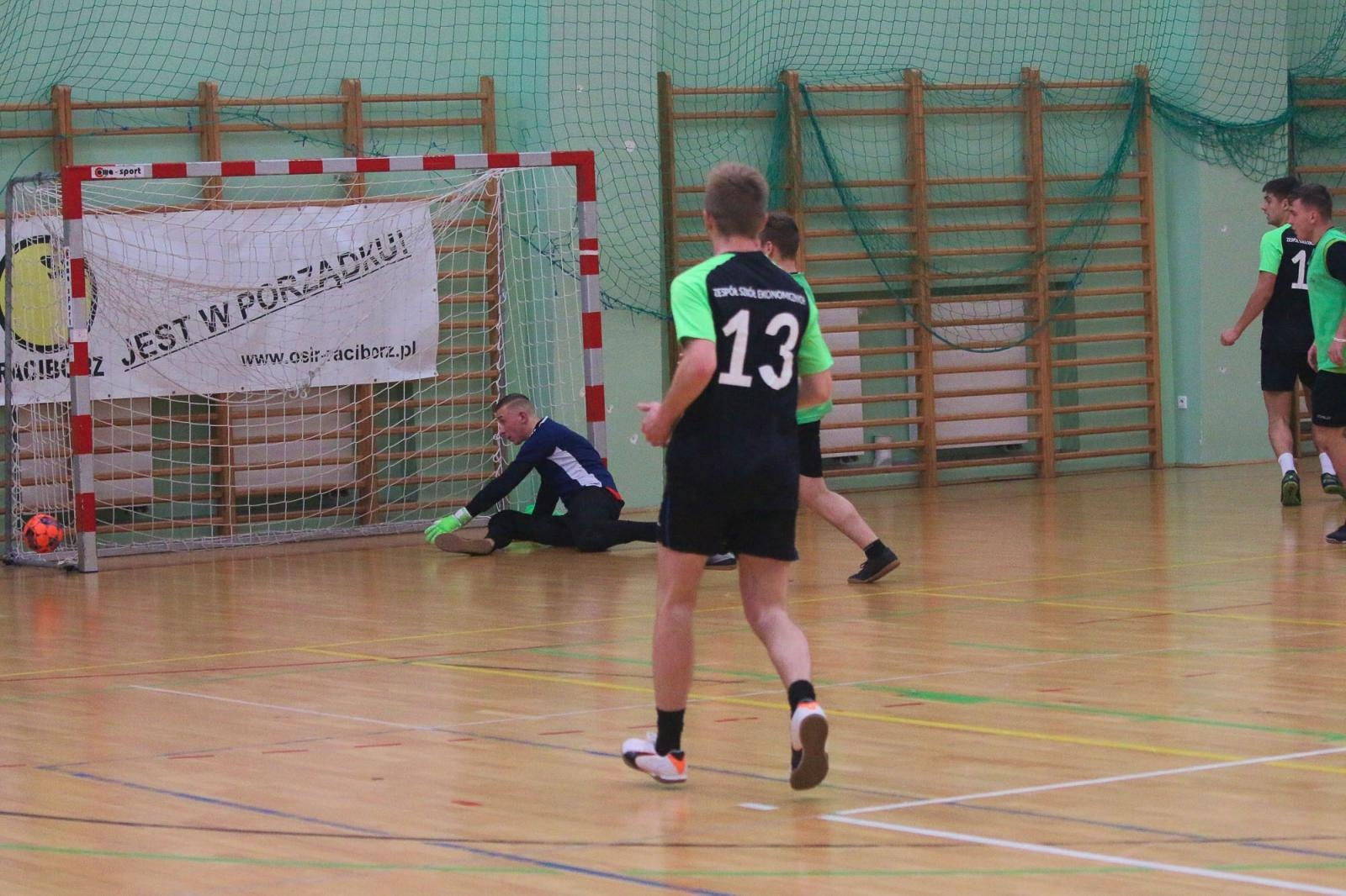Zdjęcie w galerii na portalu naszraciborz.pl: Drużyna Mechanika wygrywa Makroregionalny Turniej Halowej Piłki Nożnej wiadomości z regionu