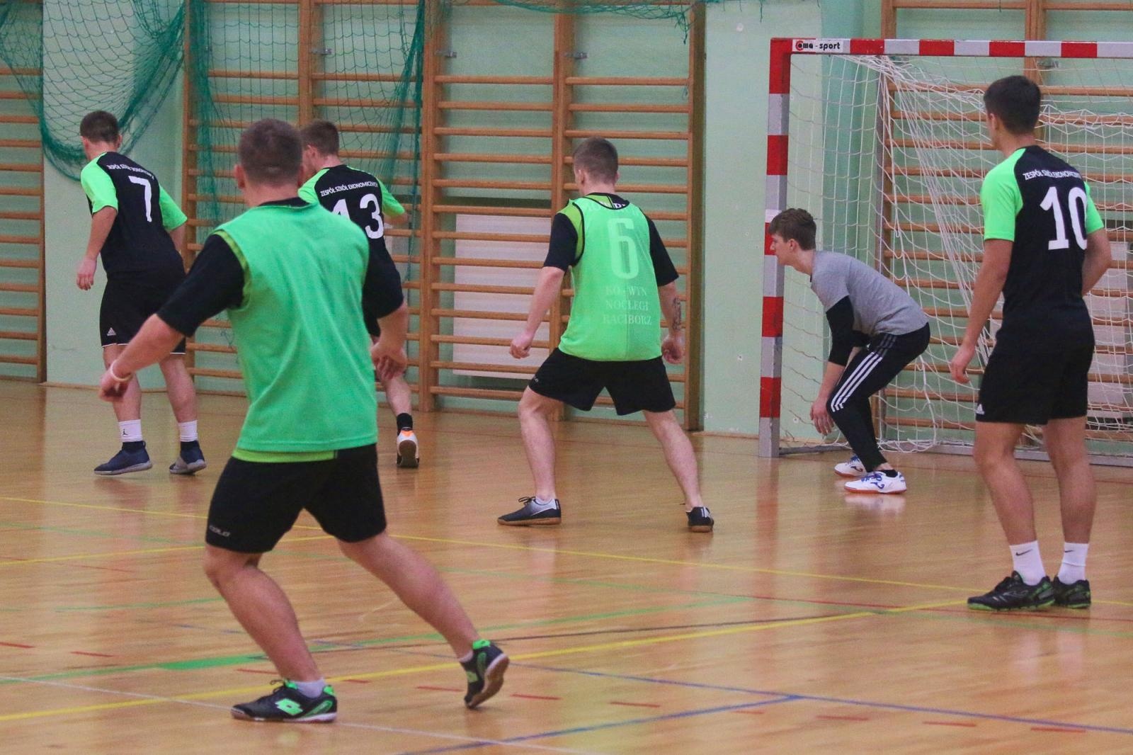 Zdjęcie w galerii na portalu naszraciborz.pl: Drużyna Mechanika wygrywa Makroregionalny Turniej Halowej Piłki Nożnej wiadomości z regionu
