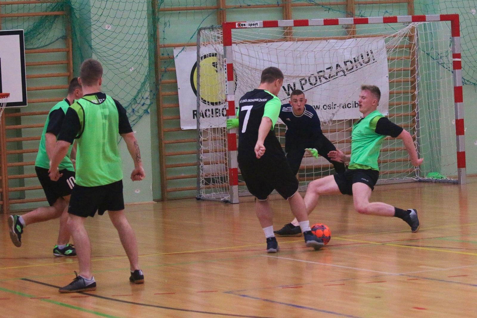 Zdjęcie w galerii na portalu naszraciborz.pl: Drużyna Mechanika wygrywa Makroregionalny Turniej Halowej Piłki Nożnej wiadomości z regionu