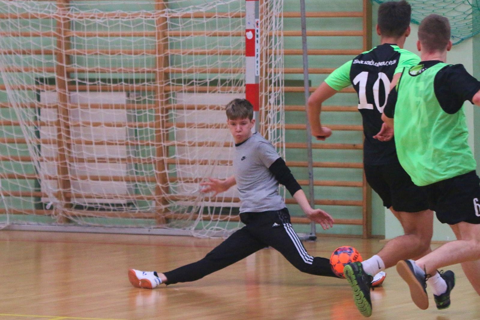 Zdjęcie w galerii na portalu naszraciborz.pl: Drużyna Mechanika wygrywa Makroregionalny Turniej Halowej Piłki Nożnej wiadomości z regionu