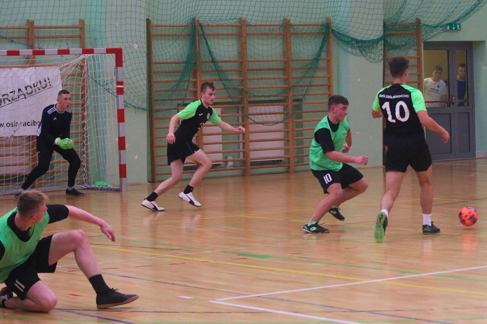 Zdjęcie w galerii na portalu naszraciborz.pl: Drużyna Mechanika wygrywa Makroregionalny Turniej Halowej Piłki Nożnej wiadomości z regionu