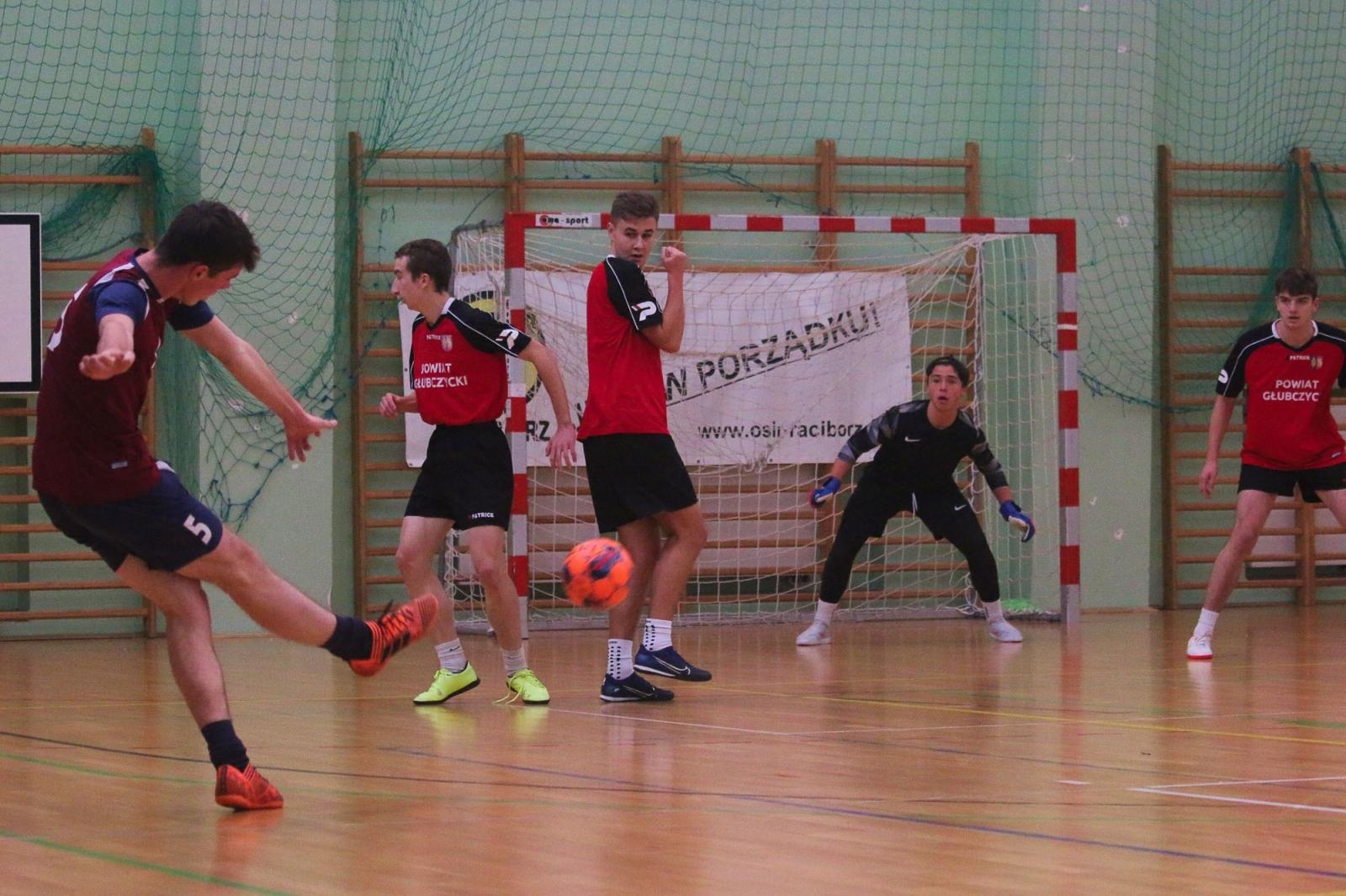 Zdjęcie w galerii na portalu naszraciborz.pl: Drużyna Mechanika wygrywa Makroregionalny Turniej Halowej Piłki Nożnej wiadomości z regionu