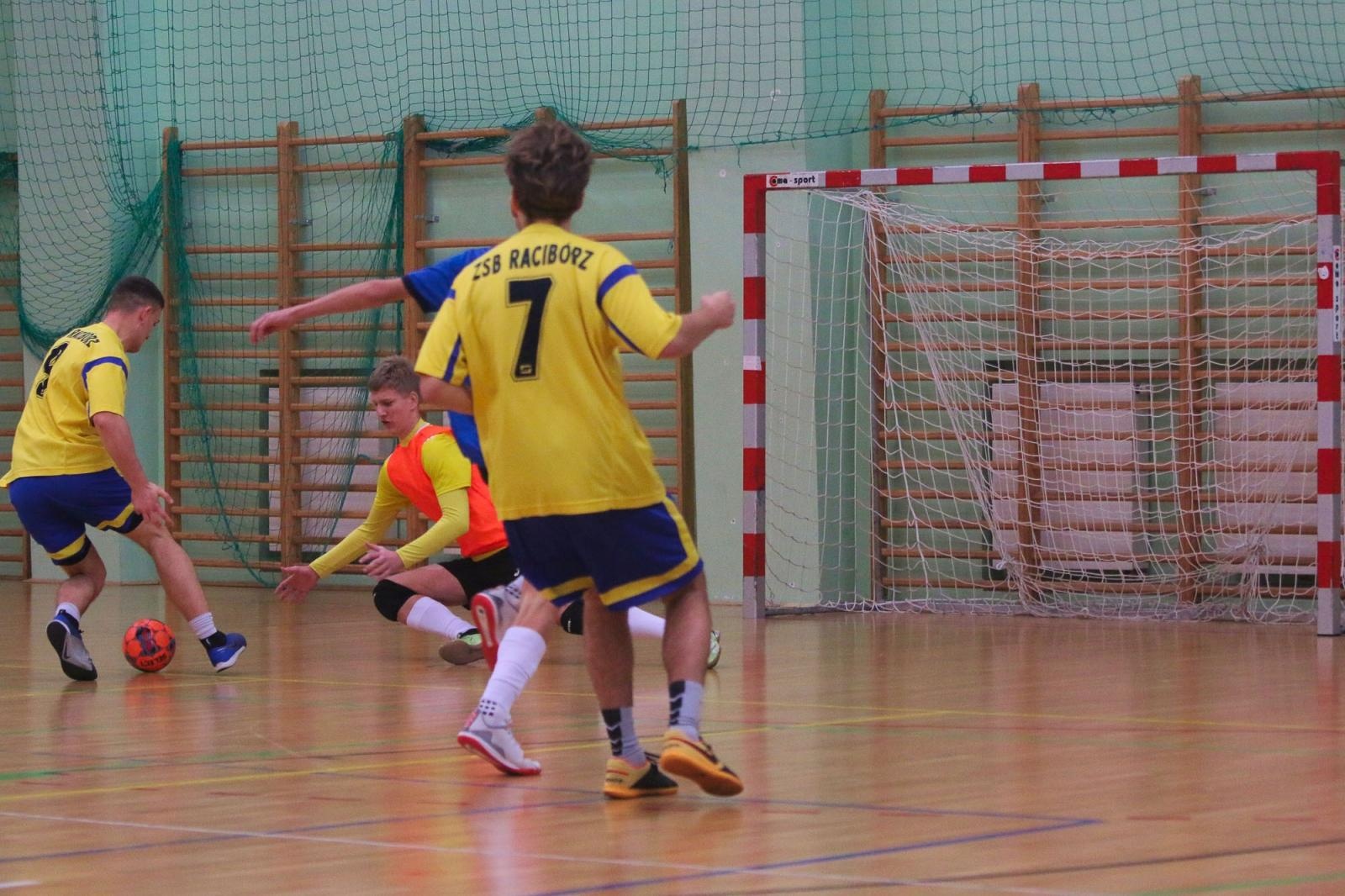 Zdjęcie w galerii na portalu naszraciborz.pl: Drużyna Mechanika wygrywa Makroregionalny Turniej Halowej Piłki Nożnej wiadomości z regionu