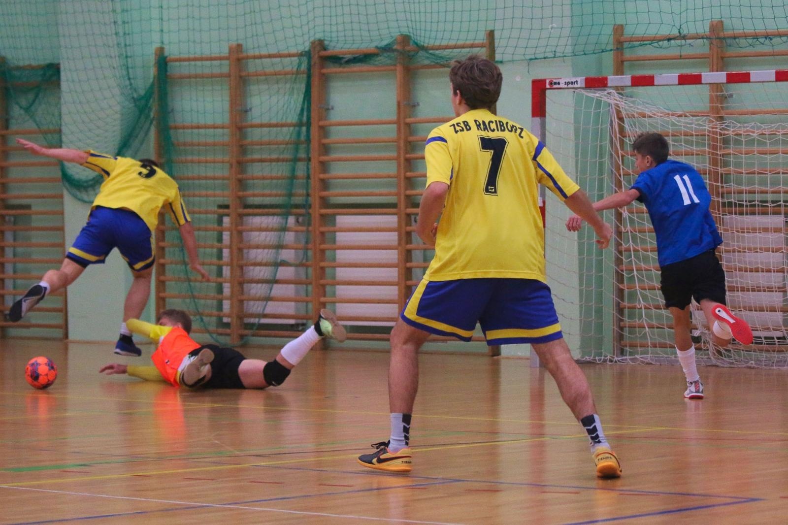 Zdjęcie w galerii na portalu naszraciborz.pl: Drużyna Mechanika wygrywa Makroregionalny Turniej Halowej Piłki Nożnej wiadomości z regionu