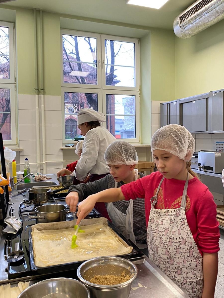 Zdjęcie w galerii na portalu naszraciborz.pl: Lokma i baklawa - piątek pełen cypryjskich słodyczy w raciborskim Gastronomiku wiadomości z regionu