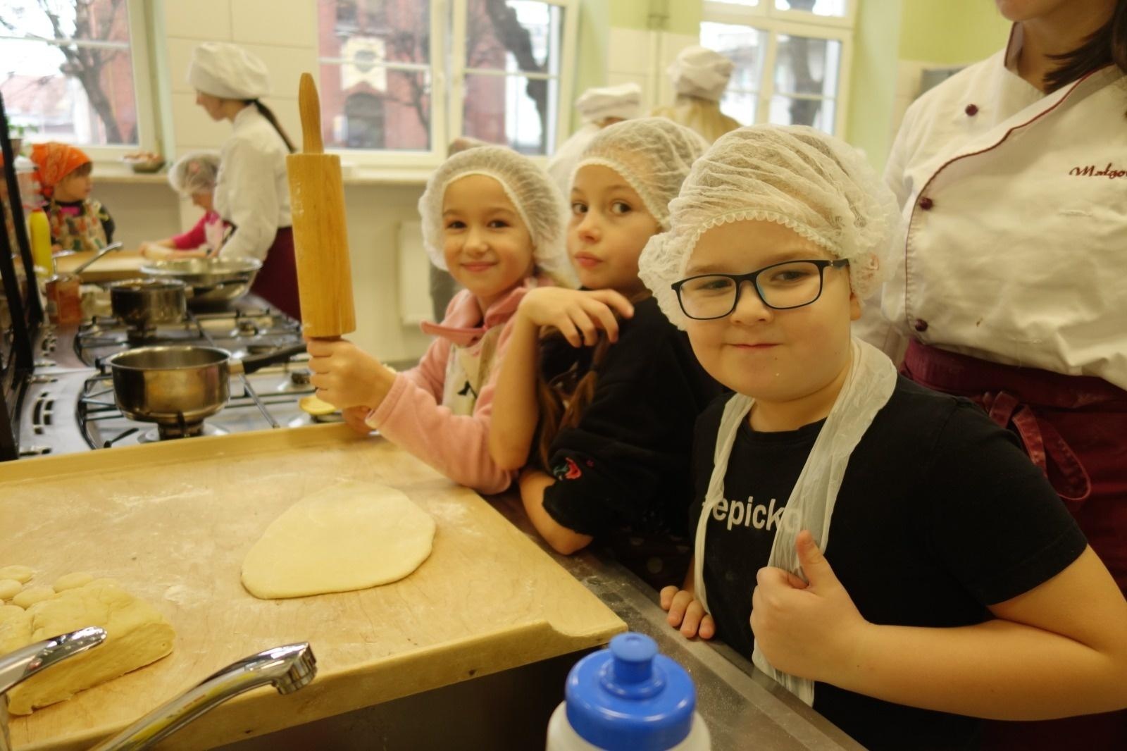 Zdjęcie w galerii na portalu naszraciborz.pl: Lokma i baklawa - piątek pełen cypryjskich słodyczy w raciborskim Gastronomiku wiadomości z regionu