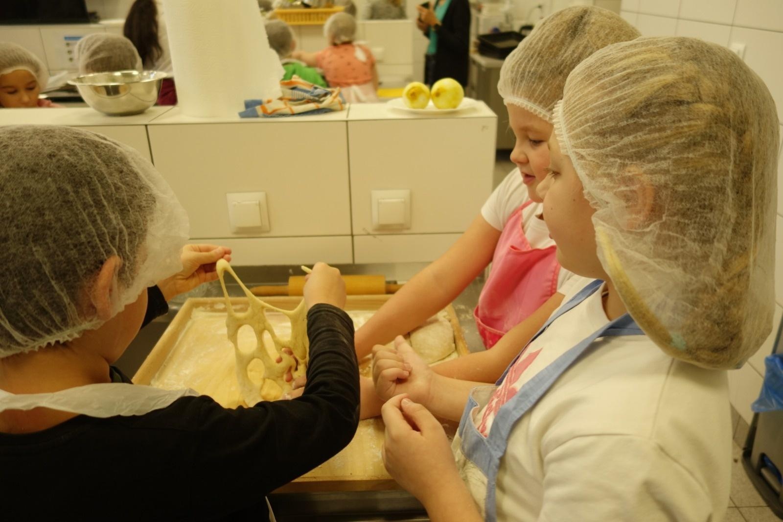 Zdjęcie w galerii na portalu naszraciborz.pl: Lokma i baklawa - piątek pełen cypryjskich słodyczy w raciborskim Gastronomiku wiadomości z regionu
