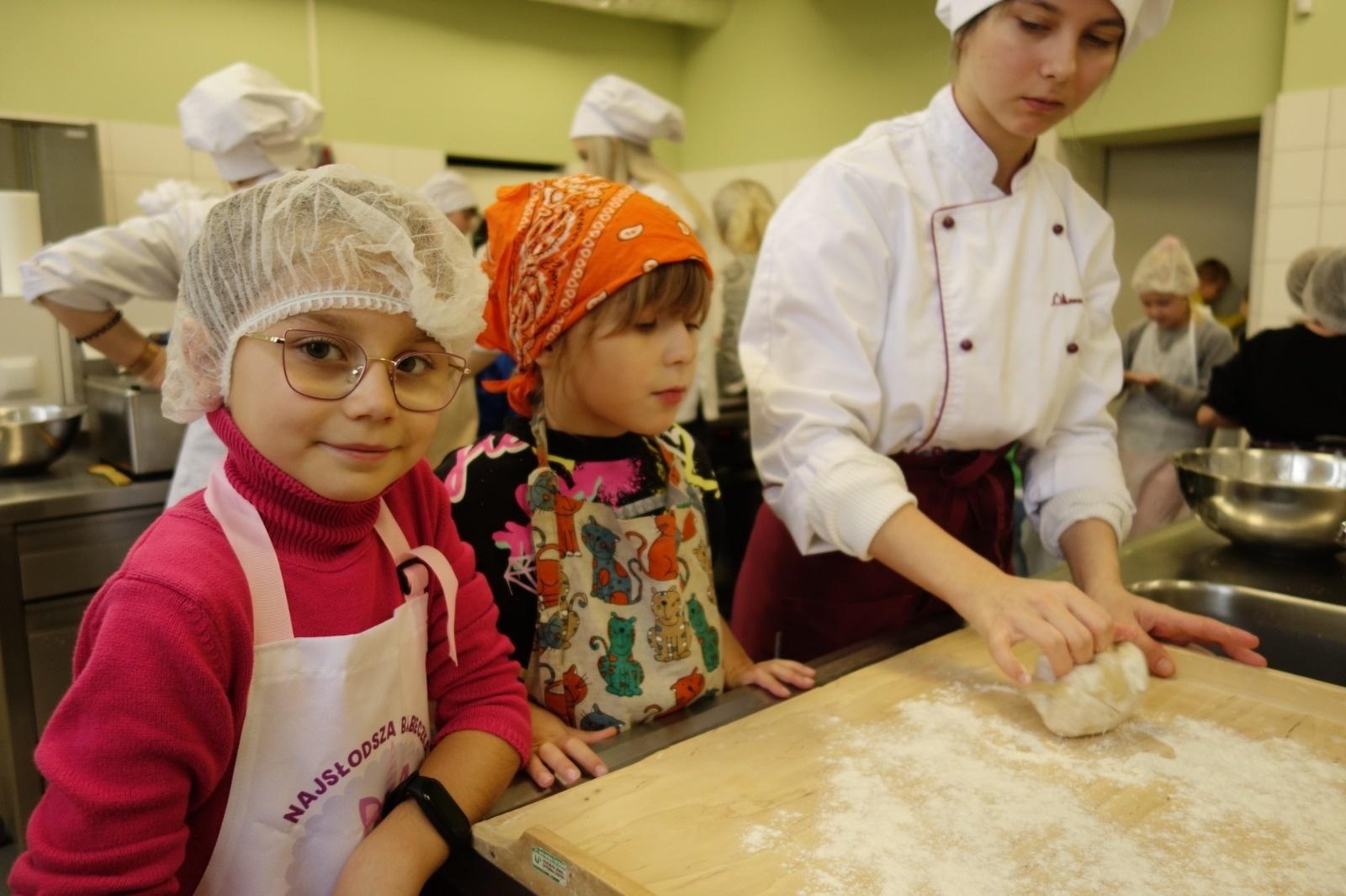 Zdjęcie w galerii na portalu naszraciborz.pl: Lokma i baklawa - piątek pełen cypryjskich słodyczy w raciborskim Gastronomiku wiadomości z regionu
