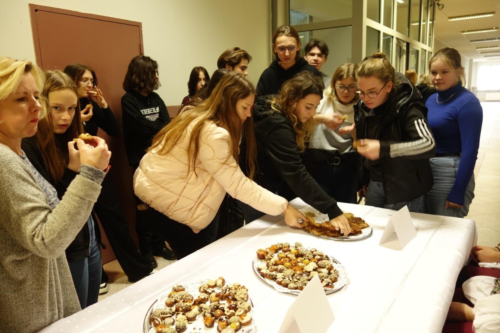 Zdjęcie w galerii na portalu naszraciborz.pl: Lokma i baklawa - piątek pełen cypryjskich słodyczy w raciborskim Gastronomiku wiadomości z regionu