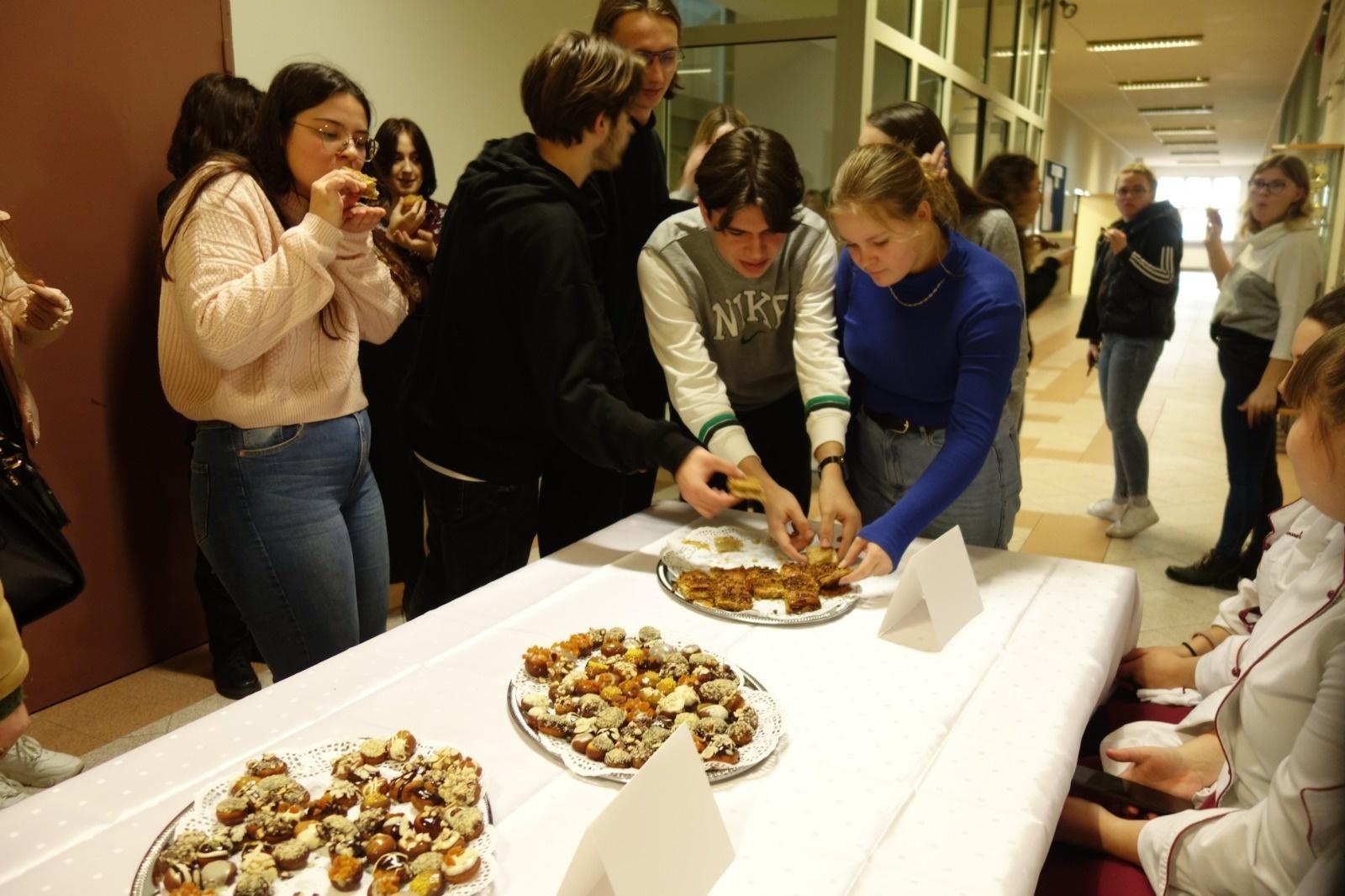 Zdjęcie w galerii na portalu naszraciborz.pl: Lokma i baklawa - piątek pełen cypryjskich słodyczy w raciborskim Gastronomiku wiadomości z regionu