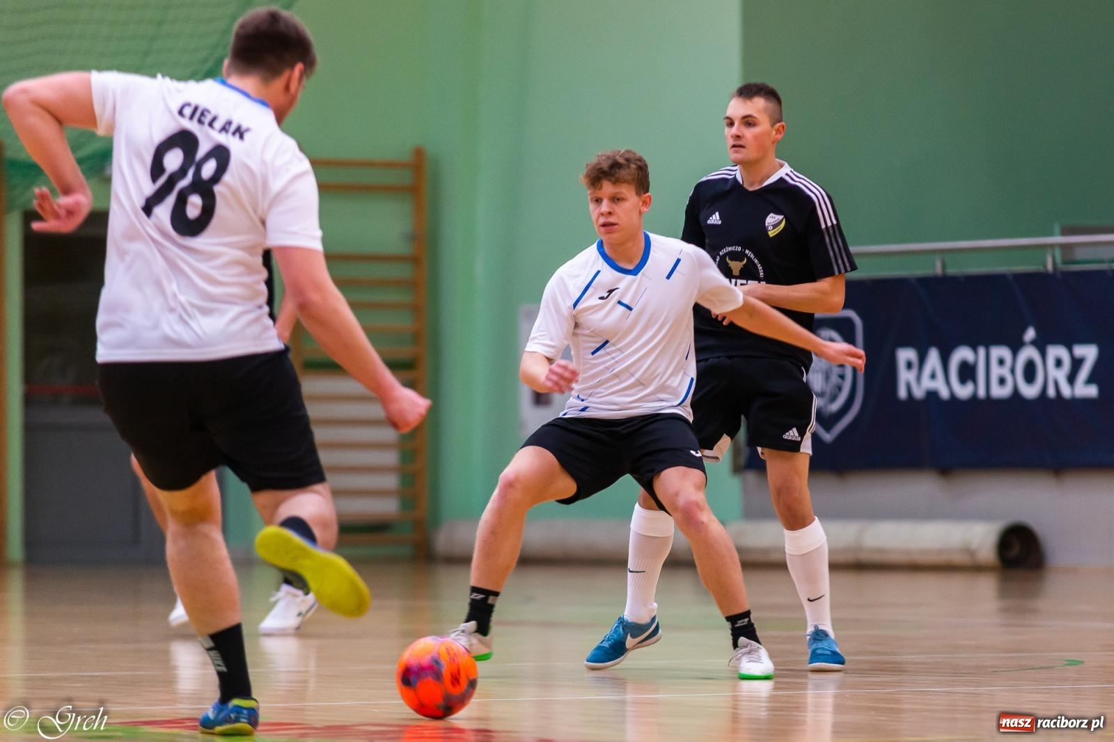 Zdjęcie w galerii na portalu naszraciborz.pl: Goli i emocji co niemiara. Niedziela w HLPN [FOTO i WIDEO] wiadomości z regionu