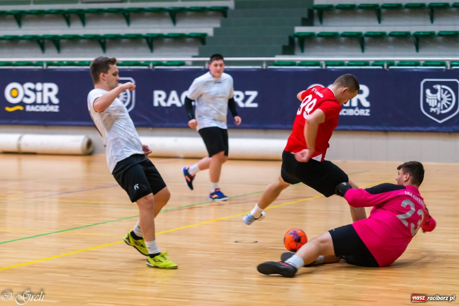 Zdjęcie w galerii na portalu naszraciborz.pl: Goli i emocji co niemiara. Niedziela w HLPN [FOTO i WIDEO] wiadomości z regionu