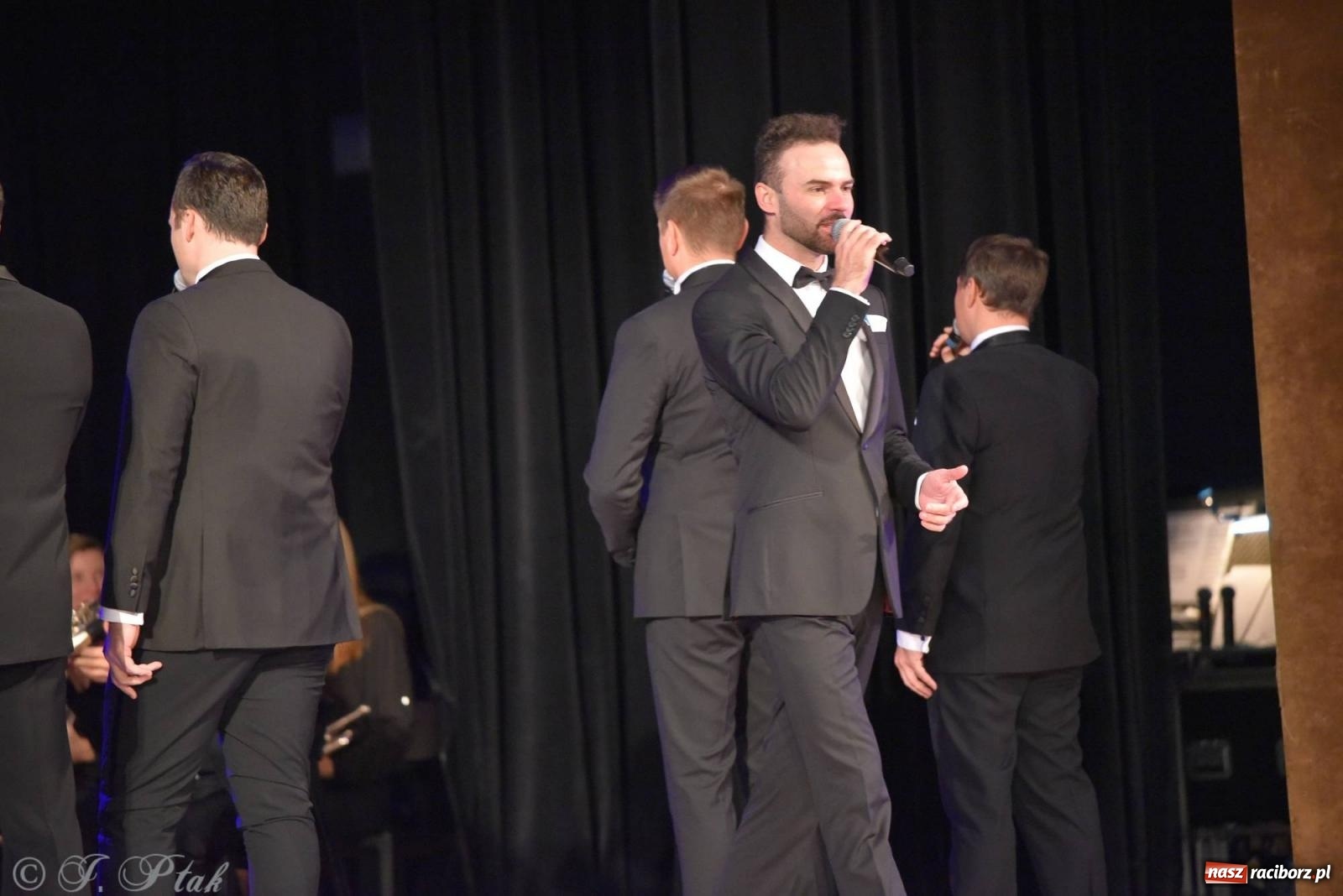 Zdjęcie w galerii na portalu naszraciborz.pl: Dziesięciu tenorów zaśpiewało dziś w RCK-u wiadomości z regionu