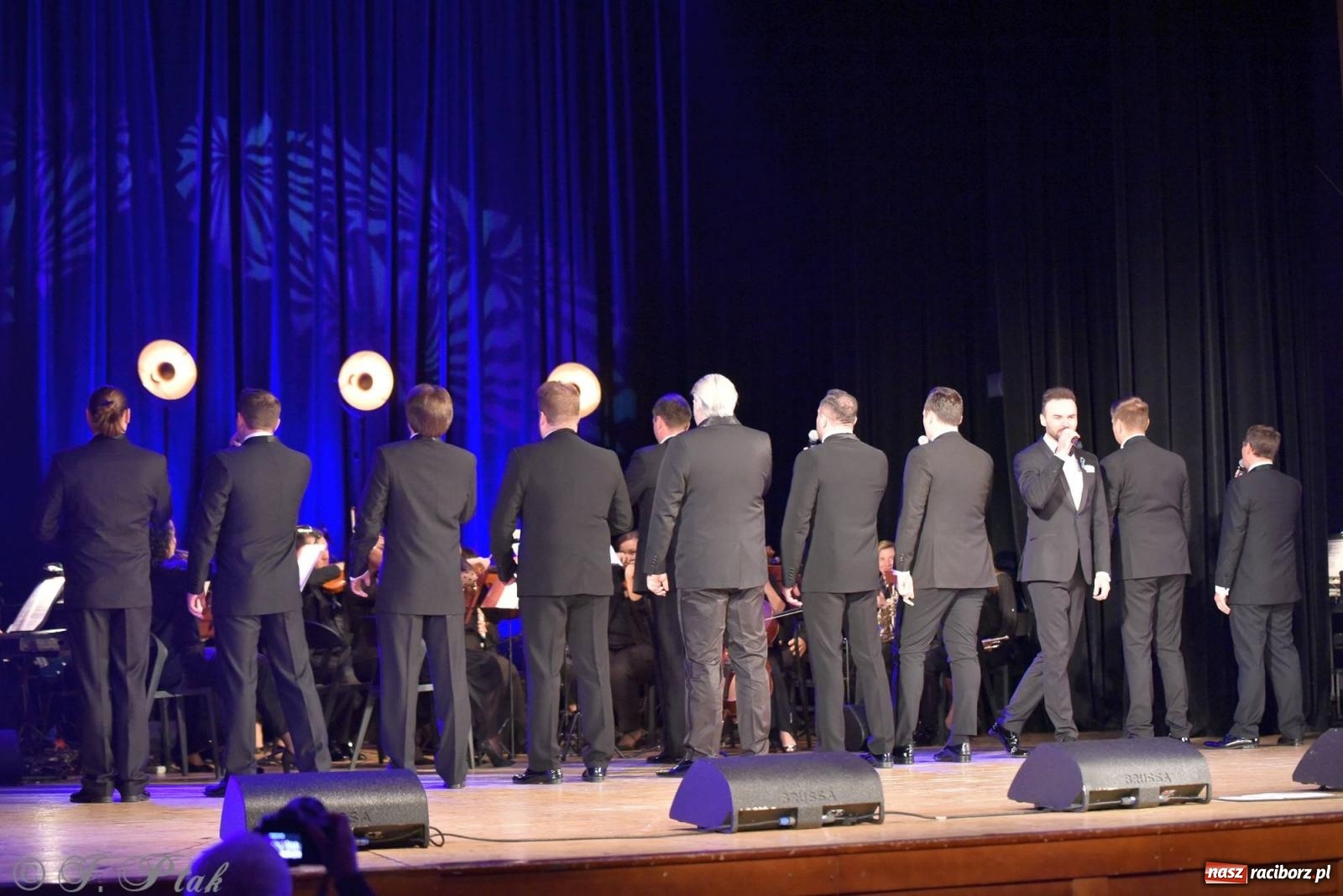 Zdjęcie w galerii na portalu naszraciborz.pl: Dziesięciu tenorów zaśpiewało dziś w RCK-u wiadomości z regionu