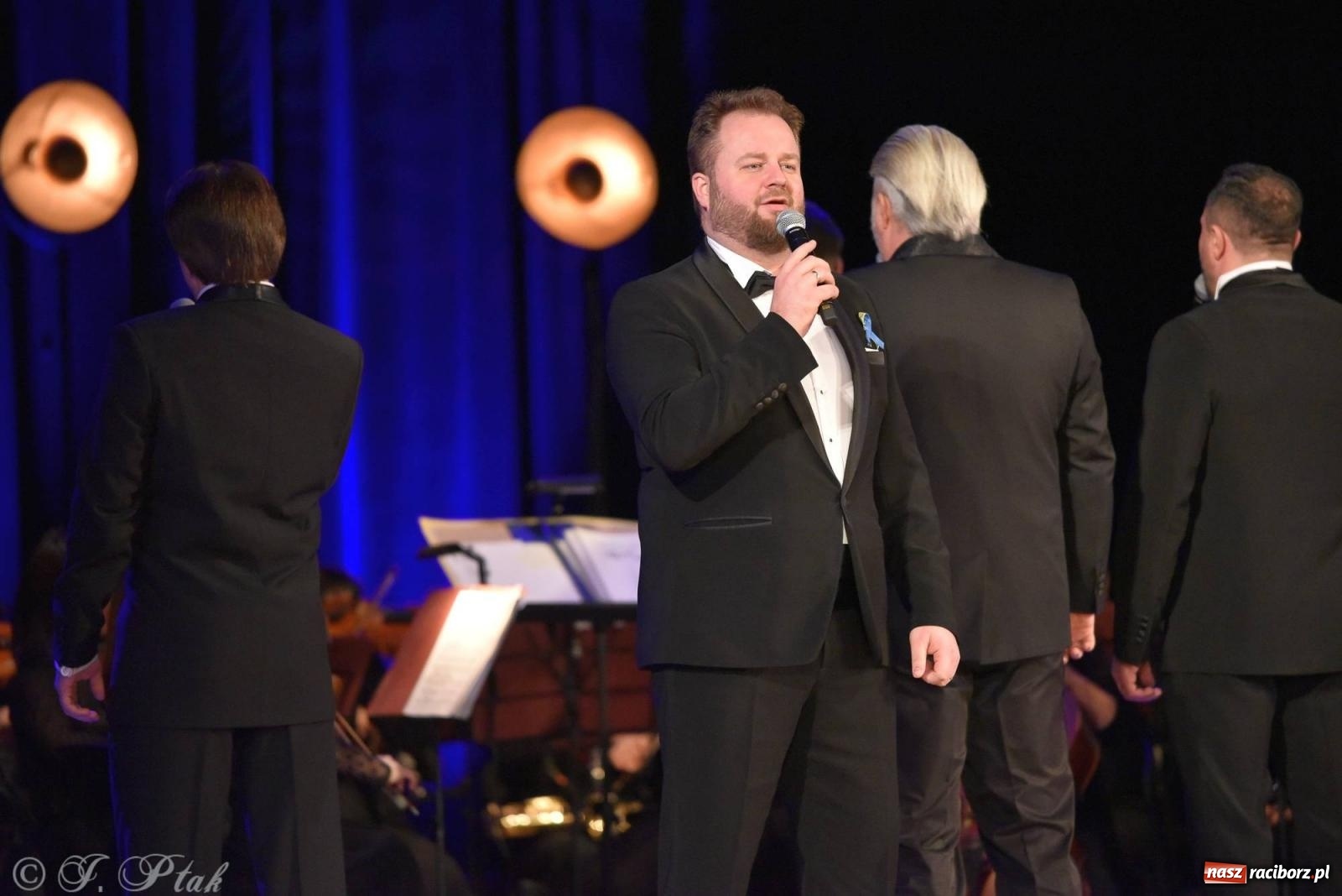 Zdjęcie w galerii na portalu naszraciborz.pl: Dziesięciu tenorów zaśpiewało dziś w RCK-u wiadomości z regionu