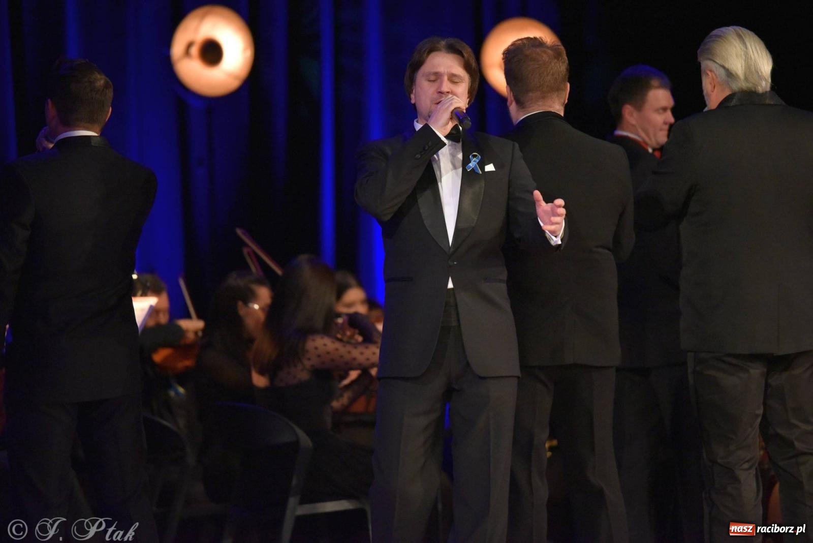 Zdjęcie w galerii na portalu naszraciborz.pl: Dziesięciu tenorów zaśpiewało dziś w RCK-u wiadomości z regionu