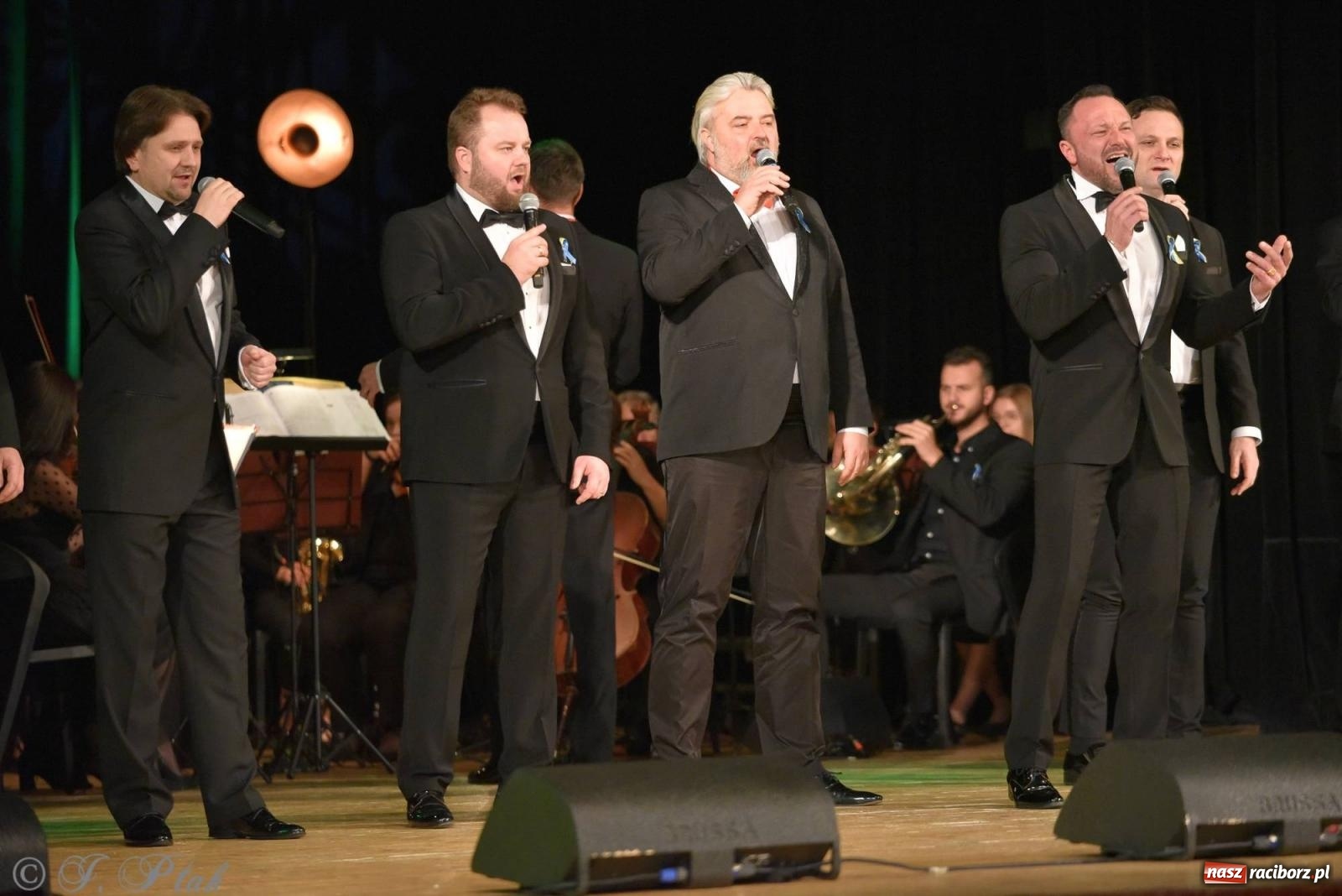Zdjęcie w galerii na portalu naszraciborz.pl: Dziesięciu tenorów zaśpiewało dziś w RCK-u wiadomości z regionu