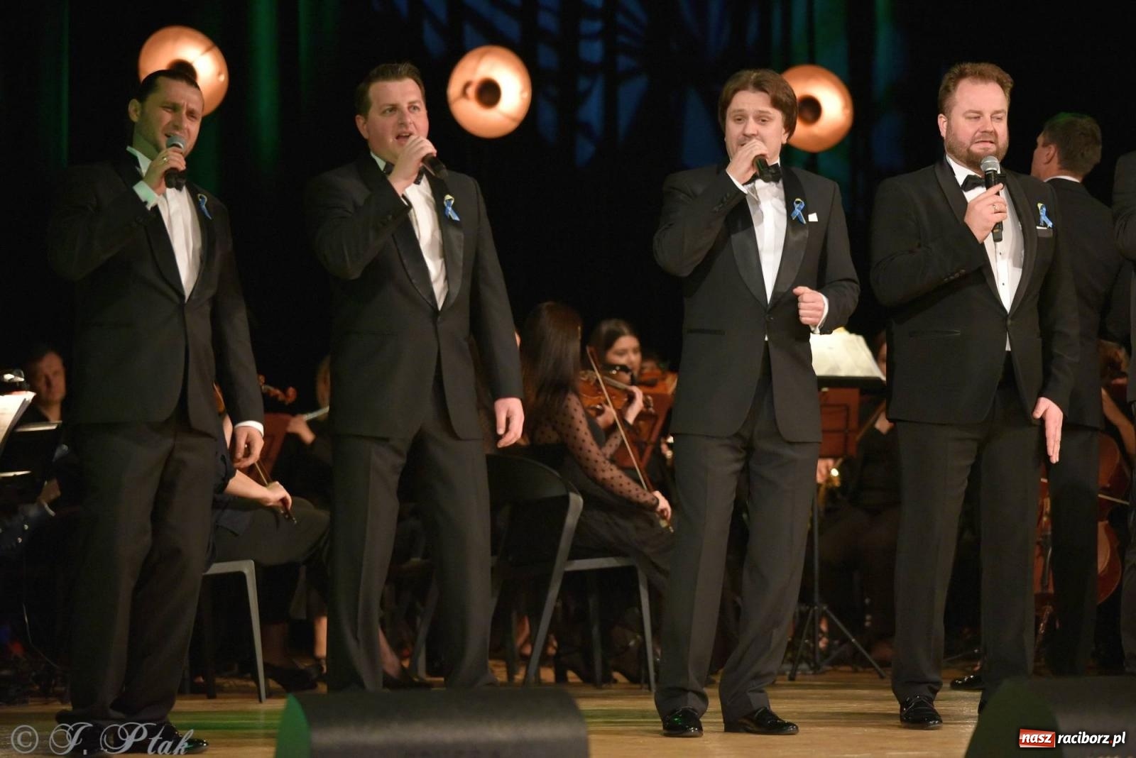 Zdjęcie w galerii na portalu naszraciborz.pl: Dziesięciu tenorów zaśpiewało dziś w RCK-u wiadomości z regionu