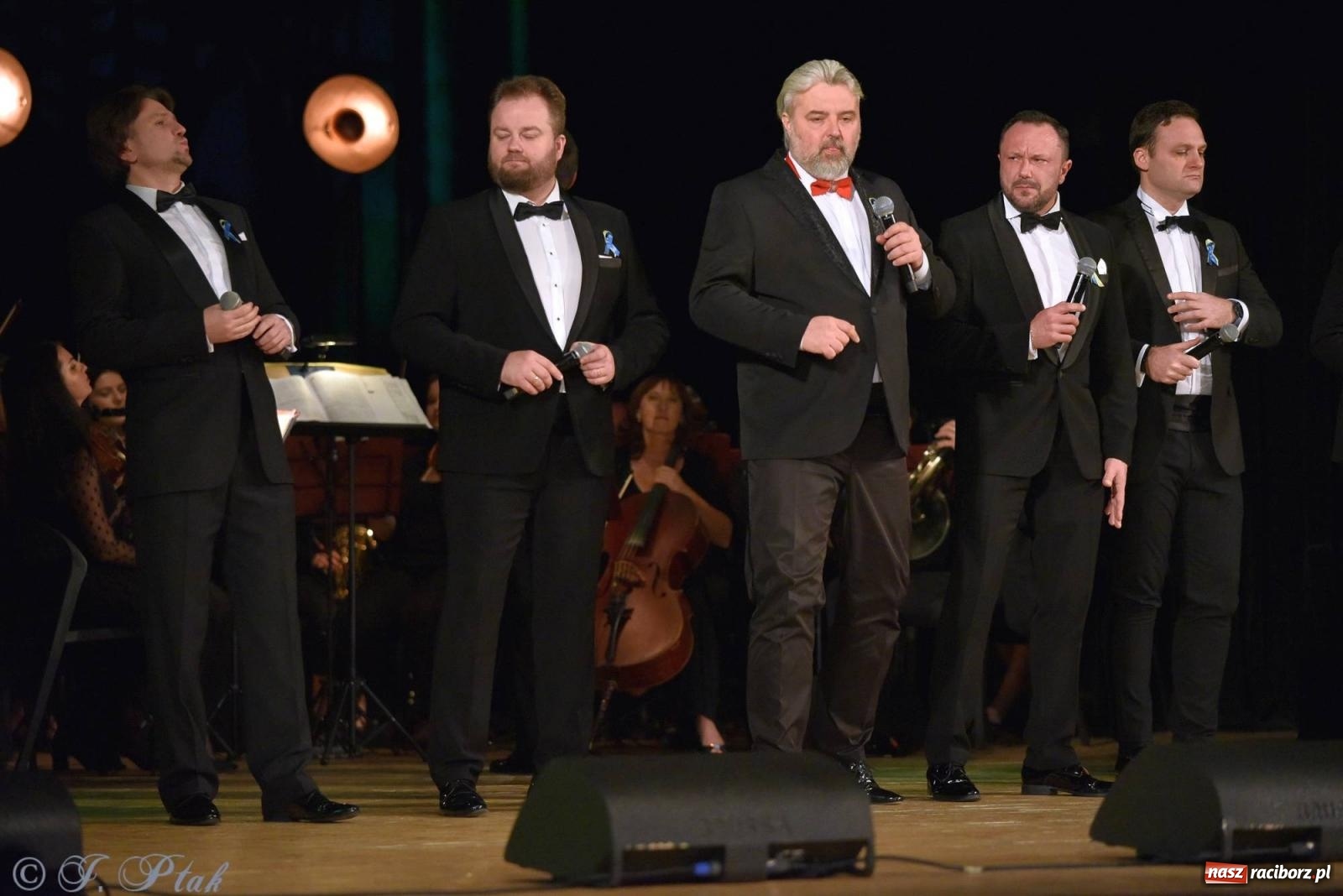 Zdjęcie w galerii na portalu naszraciborz.pl: Dziesięciu tenorów zaśpiewało dziś w RCK-u wiadomości z regionu