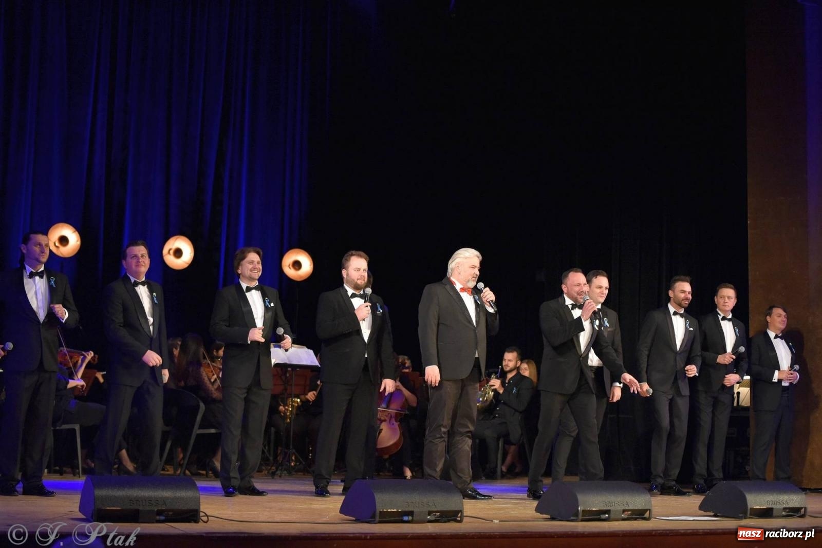 Zdjęcie w galerii na portalu naszraciborz.pl: Dziesięciu tenorów zaśpiewało dziś w RCK-u wiadomości z regionu