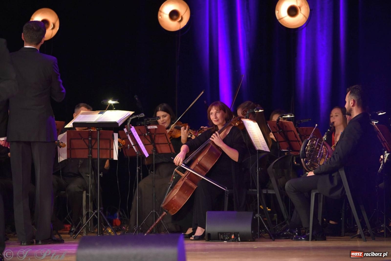 Zdjęcie w galerii na portalu naszraciborz.pl: Dziesięciu tenorów zaśpiewało dziś w RCK-u wiadomości z regionu