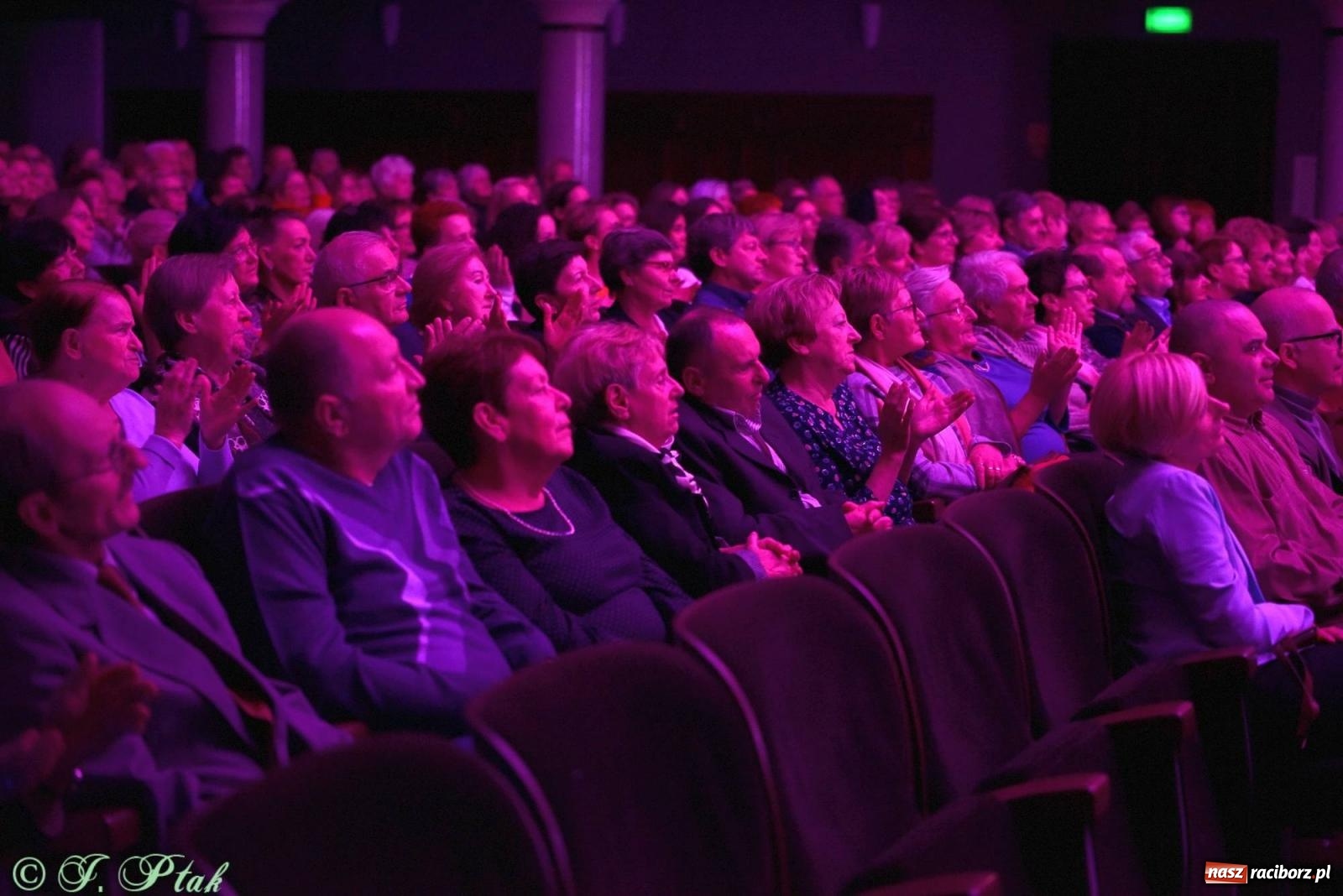Zdjęcie w galerii na portalu naszraciborz.pl: Dziesięciu tenorów zaśpiewało dziś w RCK-u wiadomości z regionu
