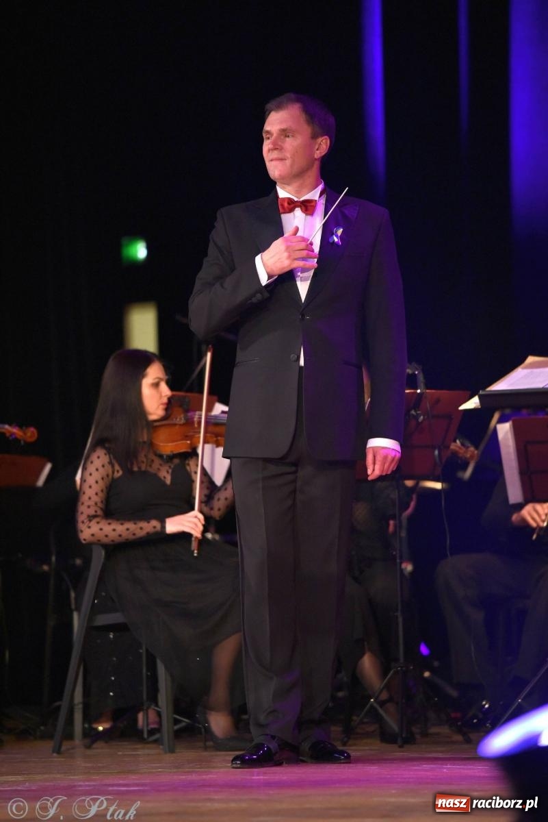 Zdjęcie w galerii na portalu naszraciborz.pl: Dziesięciu tenorów zaśpiewało dziś w RCK-u wiadomości z regionu