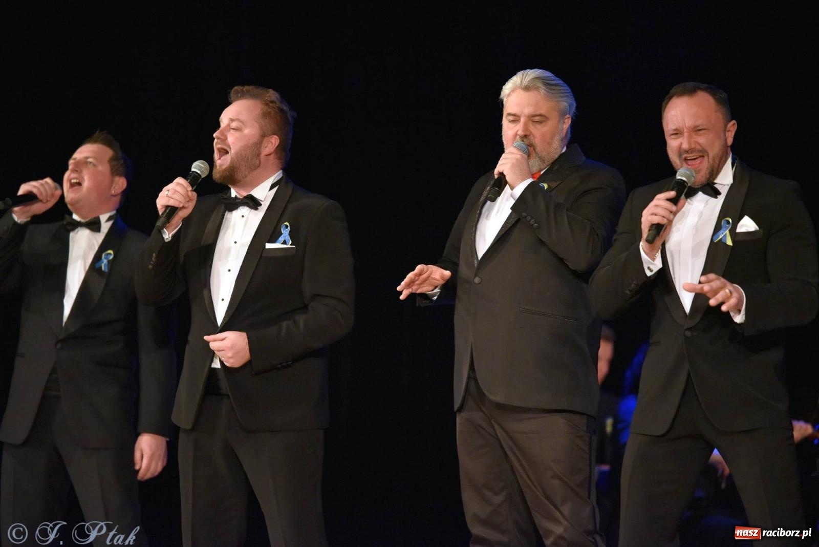 Zdjęcie w galerii na portalu naszraciborz.pl: Dziesięciu tenorów zaśpiewało dziś w RCK-u wiadomości z regionu