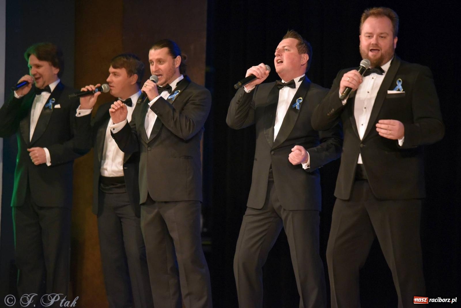Zdjęcie w galerii na portalu naszraciborz.pl: Dziesięciu tenorów zaśpiewało dziś w RCK-u wiadomości z regionu