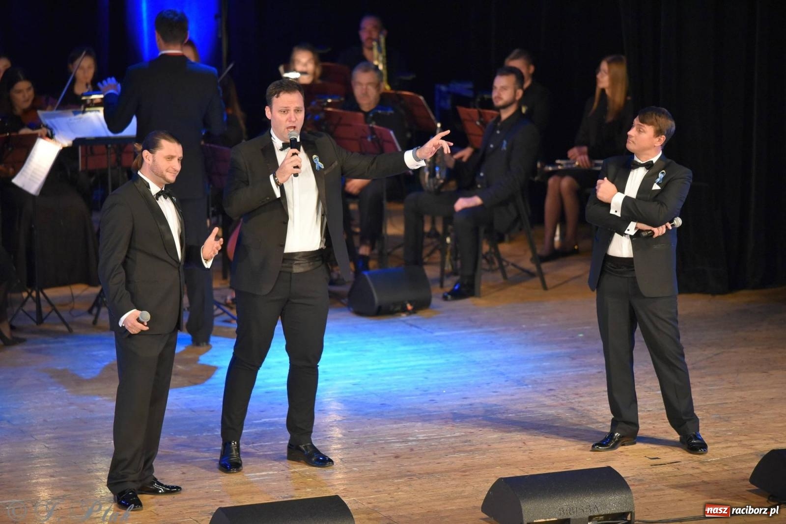 Zdjęcie w galerii na portalu naszraciborz.pl: Dziesięciu tenorów zaśpiewało dziś w RCK-u wiadomości z regionu