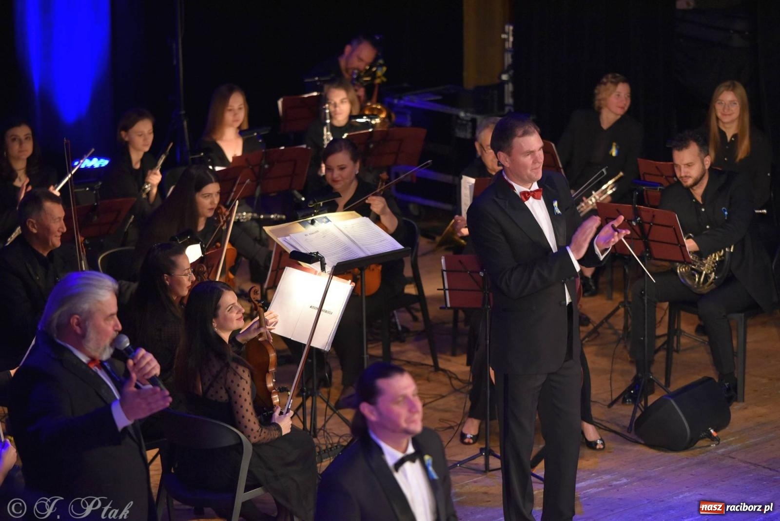 Zdjęcie w galerii na portalu naszraciborz.pl: Dziesięciu tenorów zaśpiewało dziś w RCK-u wiadomości z regionu