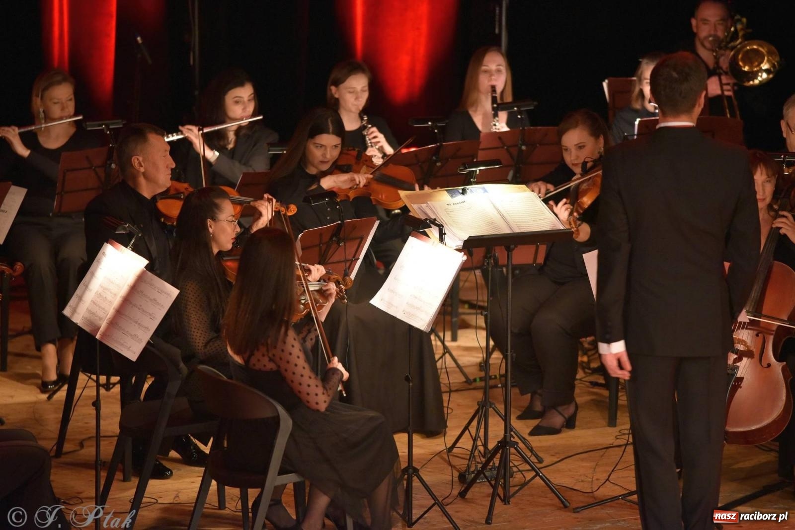 Zdjęcie w galerii na portalu naszraciborz.pl: Dziesięciu tenorów zaśpiewało dziś w RCK-u wiadomości z regionu