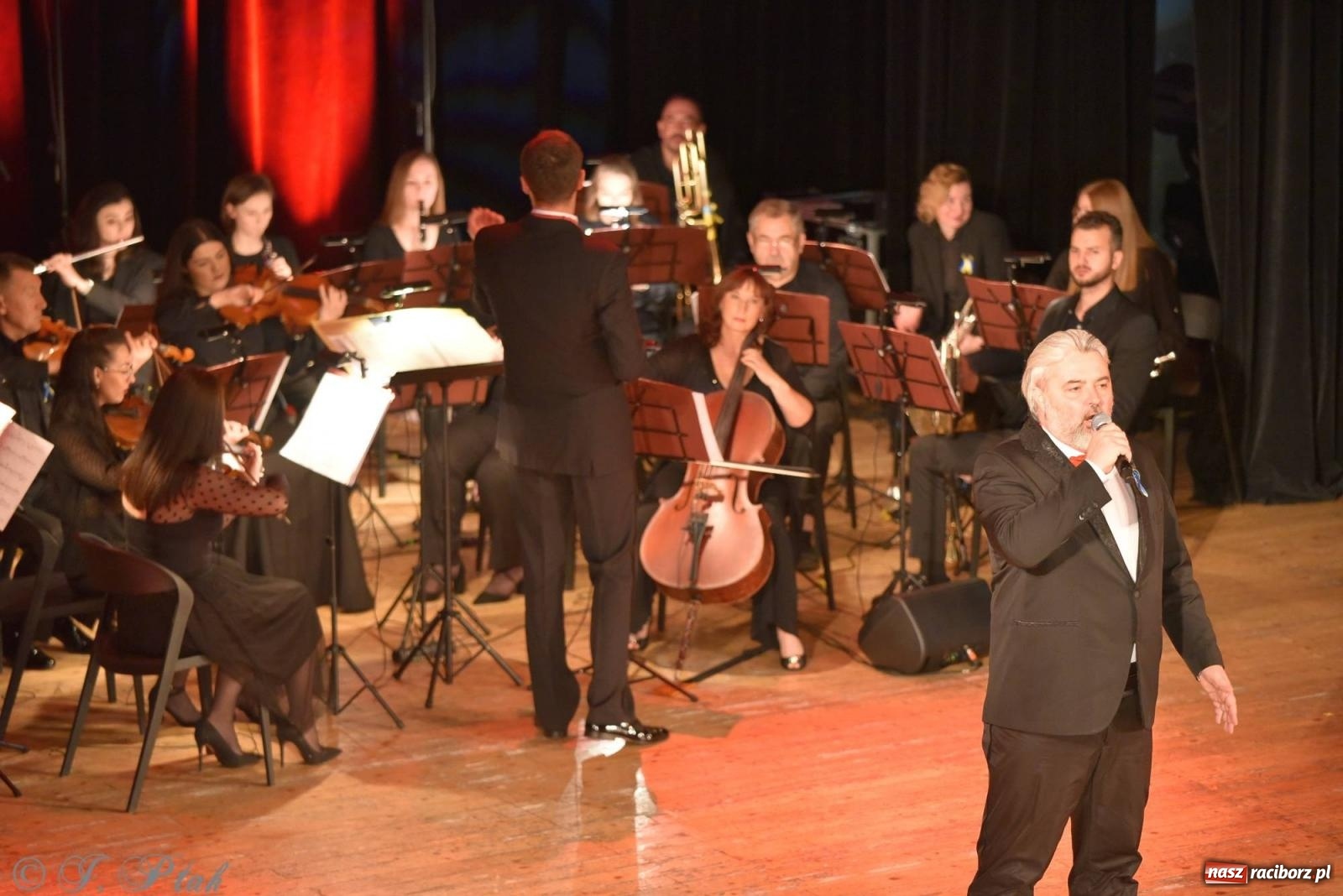 Zdjęcie w galerii na portalu naszraciborz.pl: Dziesięciu tenorów zaśpiewało dziś w RCK-u wiadomości z regionu