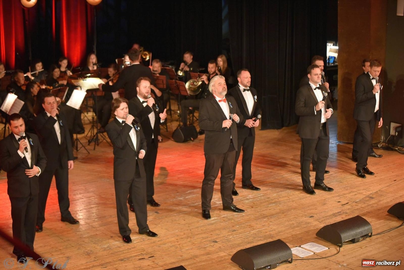 Zdjęcie w galerii na portalu naszraciborz.pl: Dziesięciu tenorów zaśpiewało dziś w RCK-u wiadomości z regionu