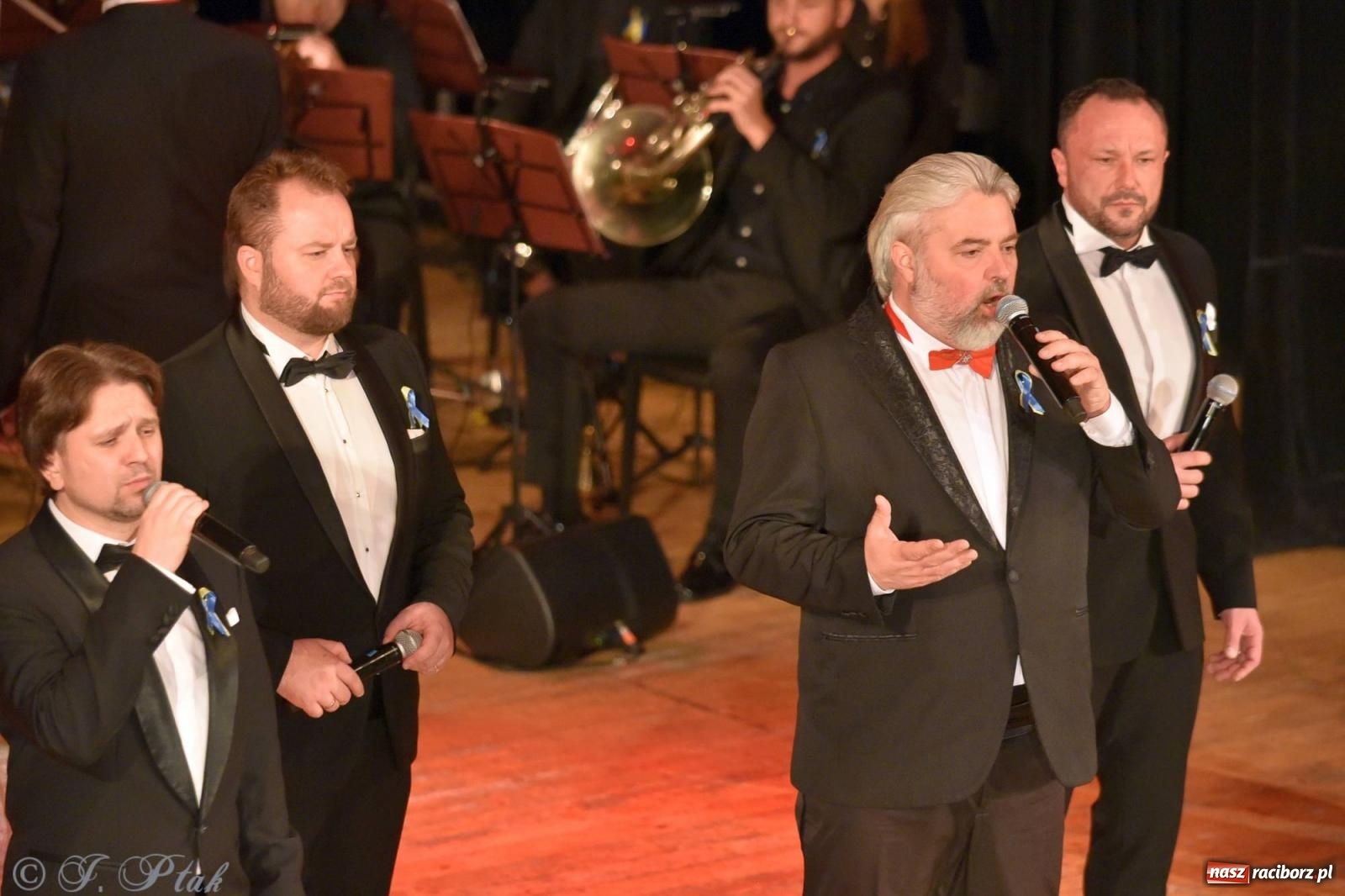 Zdjęcie w galerii na portalu naszraciborz.pl: Dziesięciu tenorów zaśpiewało dziś w RCK-u wiadomości z regionu