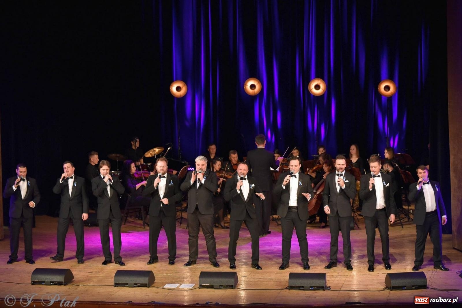 Zdjęcie w galerii na portalu naszraciborz.pl: Dziesięciu tenorów zaśpiewało dziś w RCK-u wiadomości z regionu