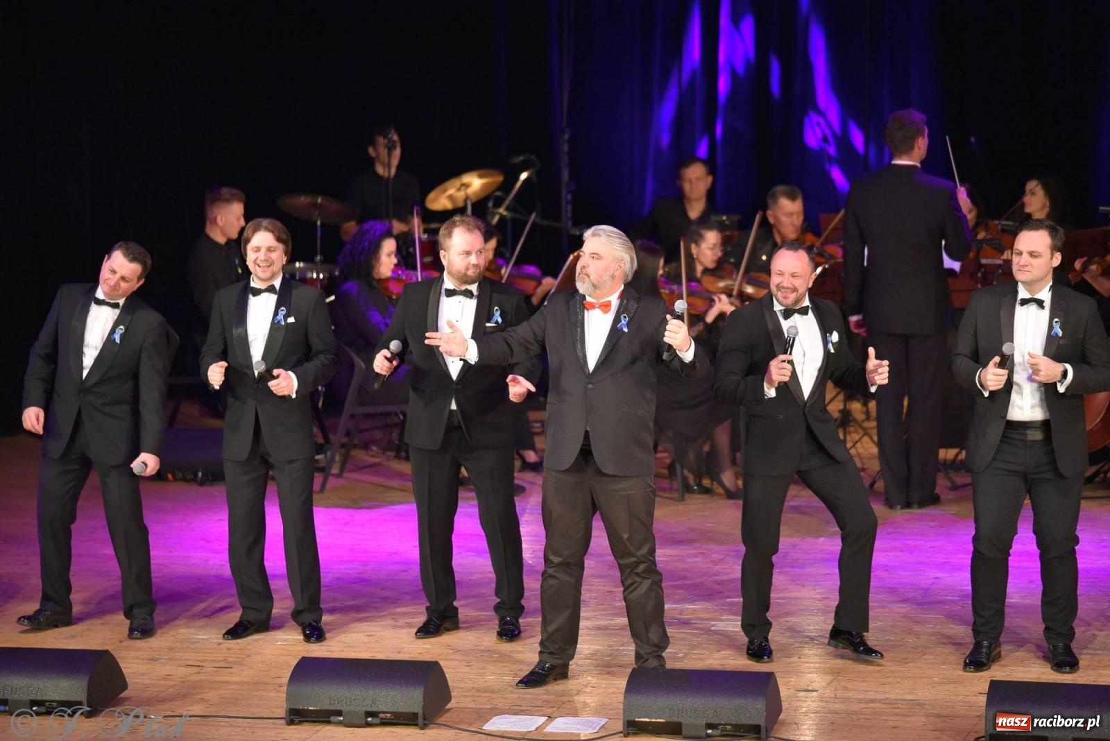 Zdjęcie w galerii na portalu naszraciborz.pl: Dziesięciu tenorów zaśpiewało dziś w RCK-u wiadomości z regionu