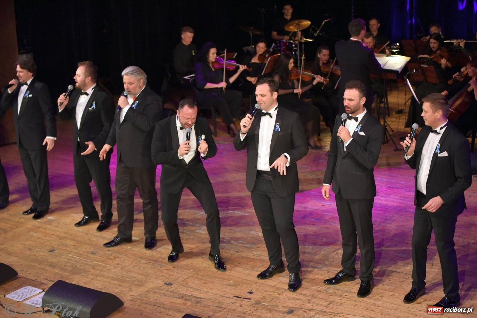 Zdjęcie w galerii na portalu naszraciborz.pl: Dziesięciu tenorów zaśpiewało dziś w RCK-u wiadomości z regionu