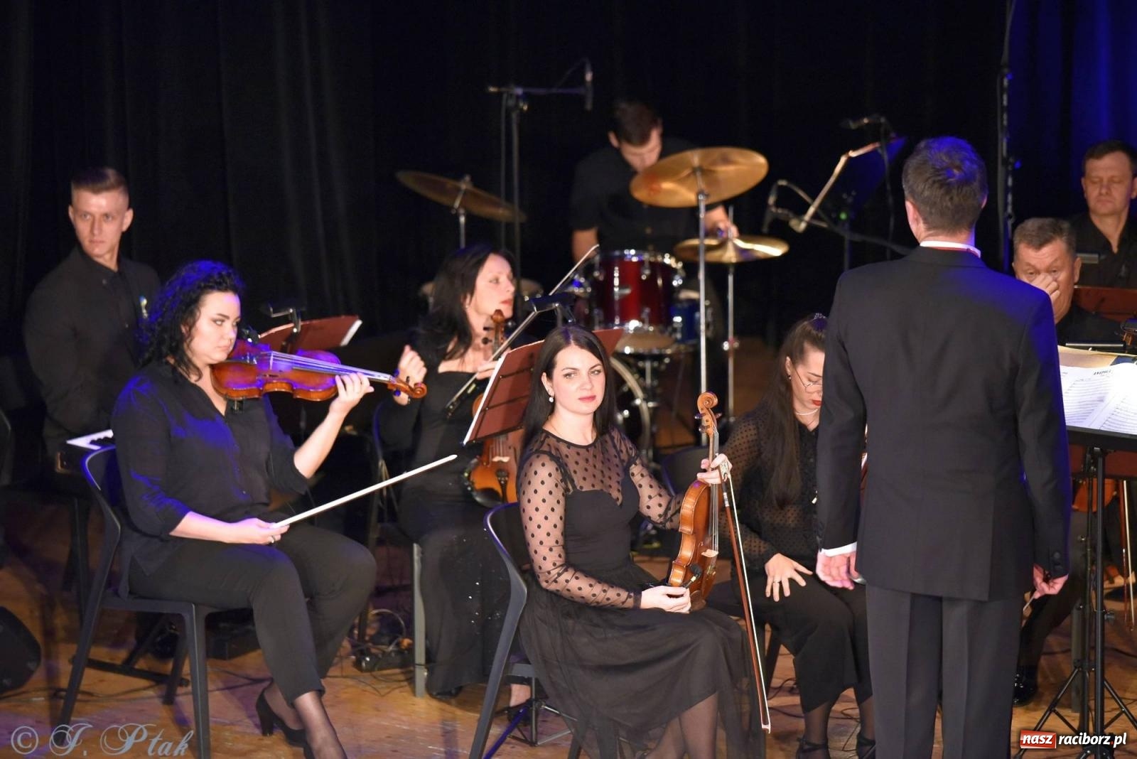 Zdjęcie w galerii na portalu naszraciborz.pl: Dziesięciu tenorów zaśpiewało dziś w RCK-u wiadomości z regionu