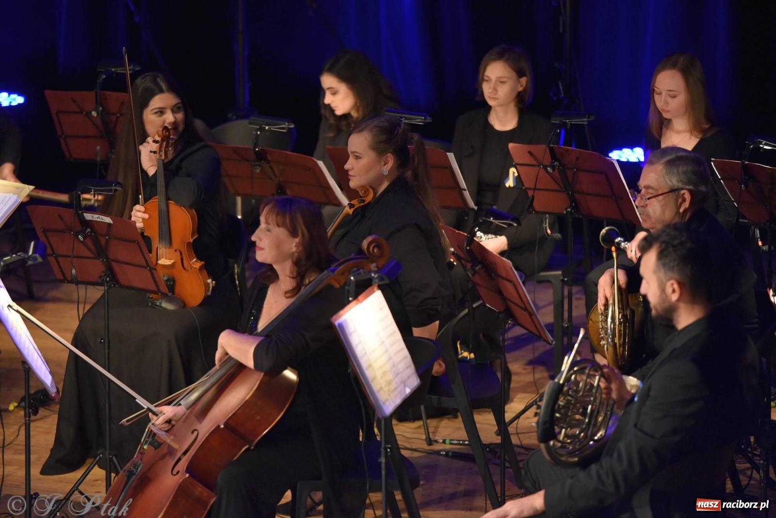 Zdjęcie w galerii na portalu naszraciborz.pl: Dziesięciu tenorów zaśpiewało dziś w RCK-u wiadomości z regionu