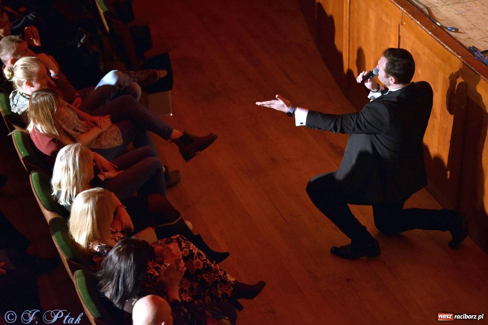 Zdjęcie w galerii na portalu naszraciborz.pl: Dziesięciu tenorów zaśpiewało dziś w RCK-u wiadomości z regionu