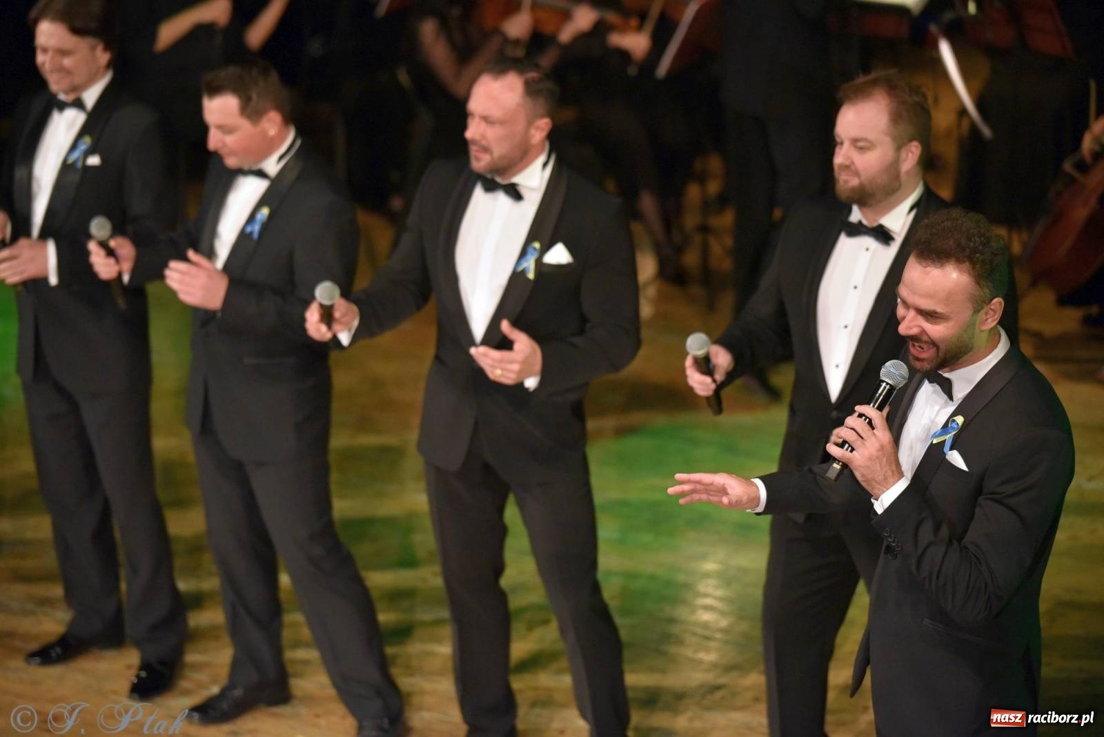 Zdjęcie w galerii na portalu naszraciborz.pl: Dziesięciu tenorów zaśpiewało dziś w RCK-u wiadomości z regionu