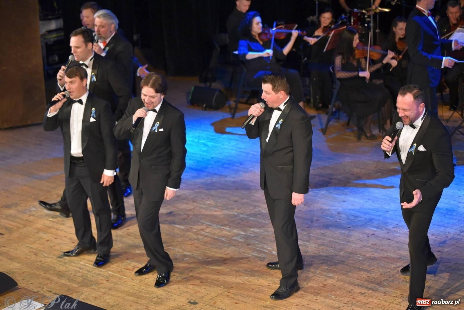 Zdjęcie w galerii na portalu naszraciborz.pl: Dziesięciu tenorów zaśpiewało dziś w RCK-u wiadomości z regionu